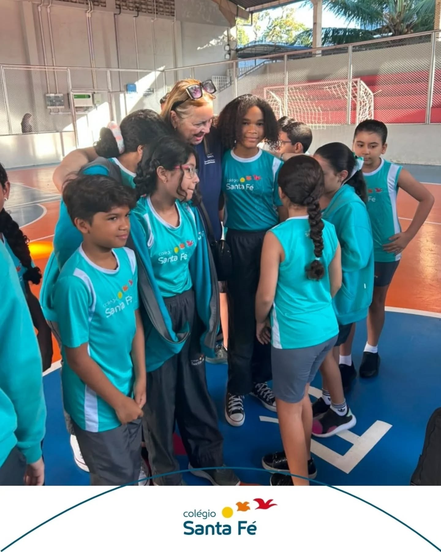Hoje celebramos o aniversário da nossa querida Tia Duda, fundadora do Colégio Santa Fé e responsável por transformar um sonho em uma trajetória marcada por educação, cuidado e amor.
E, para ela, não existe lugar melhor para comemorar esta data do que ao lado daqueles que sempre foram a razão de tudo isso: nossos alunos. Foi entre sorrisos, abraços e muito carinho que ela celebrou mais um ano de vida, exatamente onde sua história continua sendo escrita todos os dias.
Parabéns, Tia Duda! Que Deus continue abençoando sua vida com saúde, alegria e a mesma dedicação que inspira gerações há tantos anos. ✨🎂
