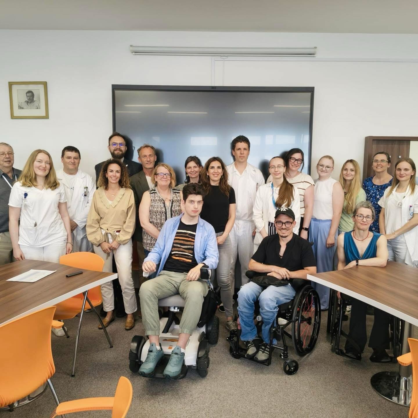 Ve středu 4. června ve Fakultní nemocnici v Motole se někteří z našich pacientů zúčastnili semináře se zástupci pacientských organizací z celé Evropy, který proběhl v rámci mezinárodní konference o vzácných onemocněních. 🤝
Setkání přineslo inspirativní sdílení zkušeností i diskusi o tom, jak společně zlepšovat život lidí se vzácnými onemocněními napříč Evropou.
Děkujeme organizátorům za možnost být součástí této důležité debaty a navázat nová partnerství pro budoucí spolupráci.
Za report z akce děkujeme @pik.tomas
Frieda - sami silní, spolu silnější