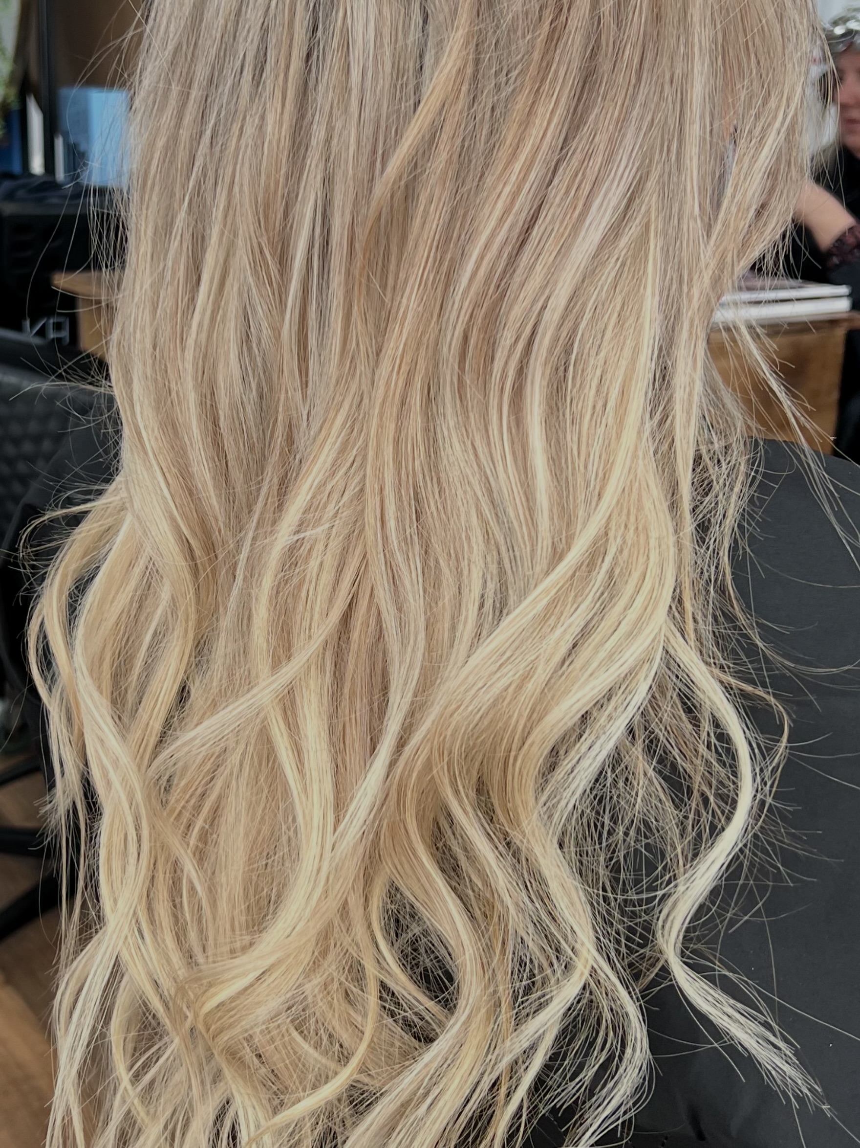 Healthy, bright and beautifully blended 😵
The goal isn’t just blonde hair — it’s blonde hair that still feels soft, strong and healthy. Maintaining the integrity of the hair every step of the way makes all the difference. 💛
#HealthyBlonde #BlondeHairGoals #BrightBlonde #LivedInBlonde #harringtonwest
