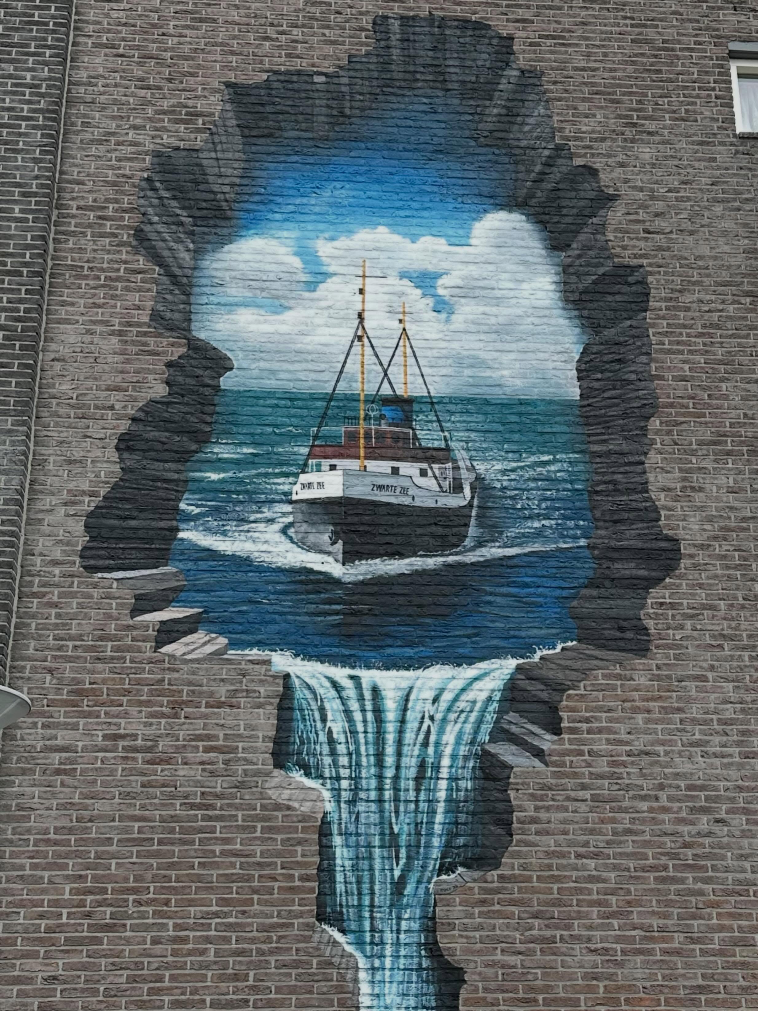 ⚓️ Nieuw in Maassluis! 🎨
De iconische sleper Zwarte Zee heeft een plek gekregen op een prachtige muurschildering. 🚢 Deze mural is onderdeel van Maassluis Maritime Murals, een initiatief van bewoners, gemeente en Maasdelta om het rijke maritieme verleden van de stad zichtbaar te maken.
De Zwarte Zee is de tweede in de serie. De eerste mural vind je al op de zijkant van het stadhuis. Benieuwd welke schepen er nog volgen! 👀
Heb jij deze nieuwe blikvanger al gezien?
#Maassluis #ZwarteZee #MaritimeMurals #StreetArt #MaritiemErfgoed TrotsOpMaassluis 🚢🎨