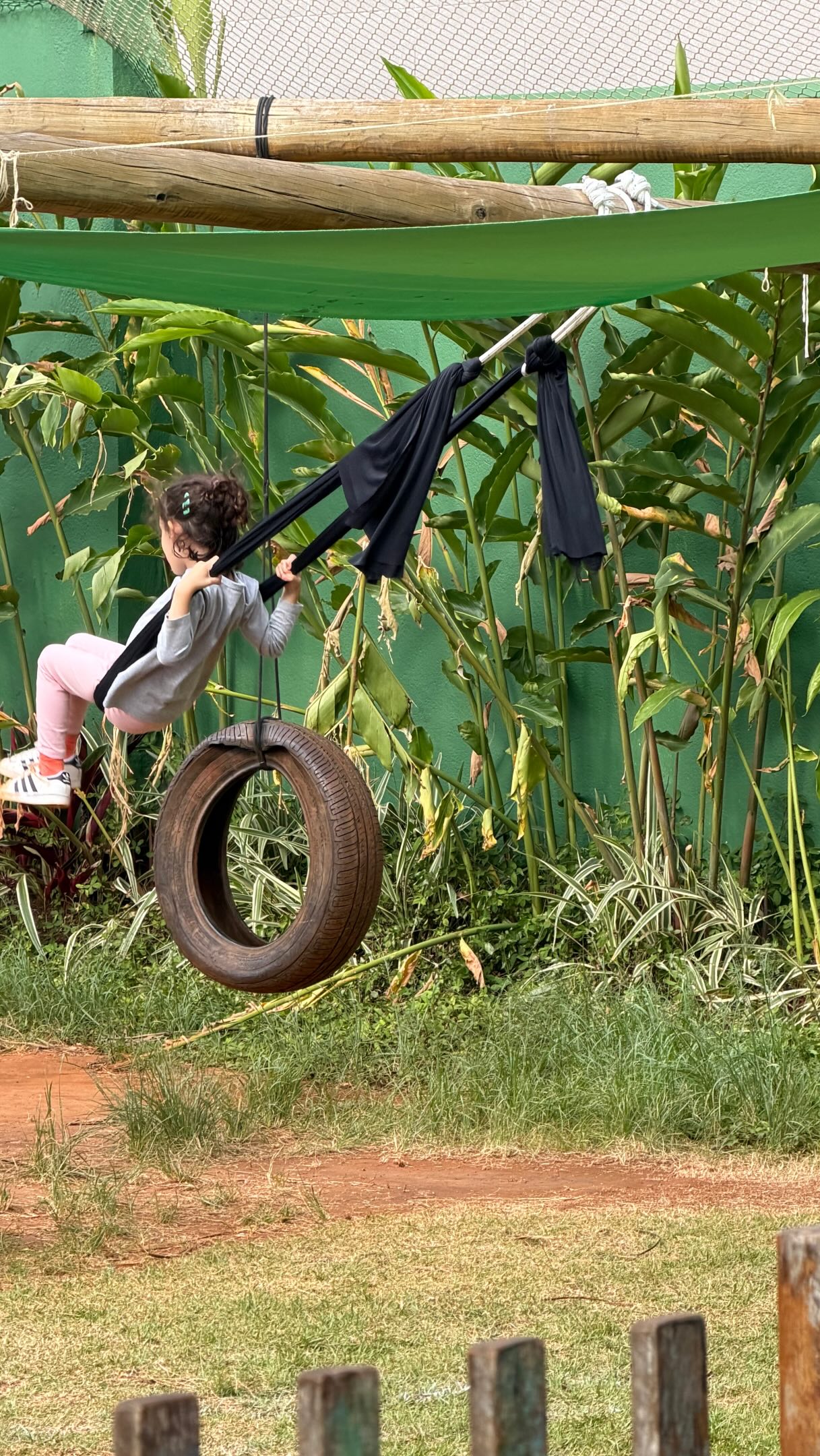 A criança não brinca para se preparar para o futuro.
Ela brinca porque está vivendo plenamente o presente.
Enquanto nós, adultos, muitas vezes estamos divididos entre o que já passou e o que ainda virá, a criança tem a capacidade rara de mergulhar por inteiro no agora.
É por isso que o brincar merece ser protegido.
No brincar livre, a criança imagina, experimenta, cria hipóteses, estabelece relações, conhece a si mesma e ao mundo. Mas, acima de tudo, vive a infância em sua forma mais autêntica.
Talvez exista algo que possamos aprender com elas.
Desacelerar.
Observar mais.
Estar mais presentes.
Porque a infância não é apenas um caminho para algum lugar.
Ela é um lugar.
💛
🎥 Áudio inspirado em reflexões do projeto Território do Brincar.
Faça parte da Comunidade Circular.