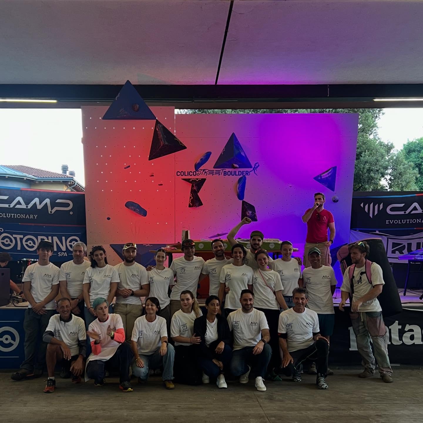 Colico Street Boulder 2026 🤩
GRAZIE! ❤️
Grazie a tutti i nostri volontari, agli sponsor, al nostro tracciatore @martino.sala.3, allo speaker @andreagnaru, al fotografo @robertoganassa, al soccorso Bellanese, agli stand, alla @pro.fenile per la super taragna, alla band @trittico_liveband
ma sopratutto un GRANDE GRAZIE
➡️ al nostro fantastico STAFF, guidato dal nostro Presidente Valerio, che da mesi ha messo anima e cuore per la buona riuscita dell’evento
e
➡️➡️ a tutti voi PARTECIPANTI che in più di 200, nonostante le previsioni meteo avverse, vi siete fidati di noi e avete partecipato con grande entusiasmo 💪🏼