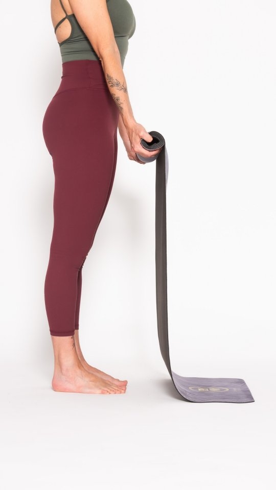 On me demande parfois si je maîtrise cette posture.
La vérité ? Pas vraiment.
Je suis encore en chemin. J'explore, je tombe, je recommence, j'apprends à écouter ce que mon corps a à me dire plutôt qu'à lui imposer un résultat.
Et pour moi, c'est précisément ça, le yoga.
Pas la perfection. Pas la performance. Mais la présence, la curiosité et l'humilité d'être élève, encore et toujours.
Je n'ai pas honte de ne pas savoir faire parfaitement. Au contraire. J'aime me rappeler que la pratique est vivante, qu'elle évolue avec nous.
Alors aujourd'hui, je partage cette tentative, avec ses imperfections, parce qu'elles font partie du voyage.
#yoga #yogapractice #yogaeveryday #yogapau #armbalance