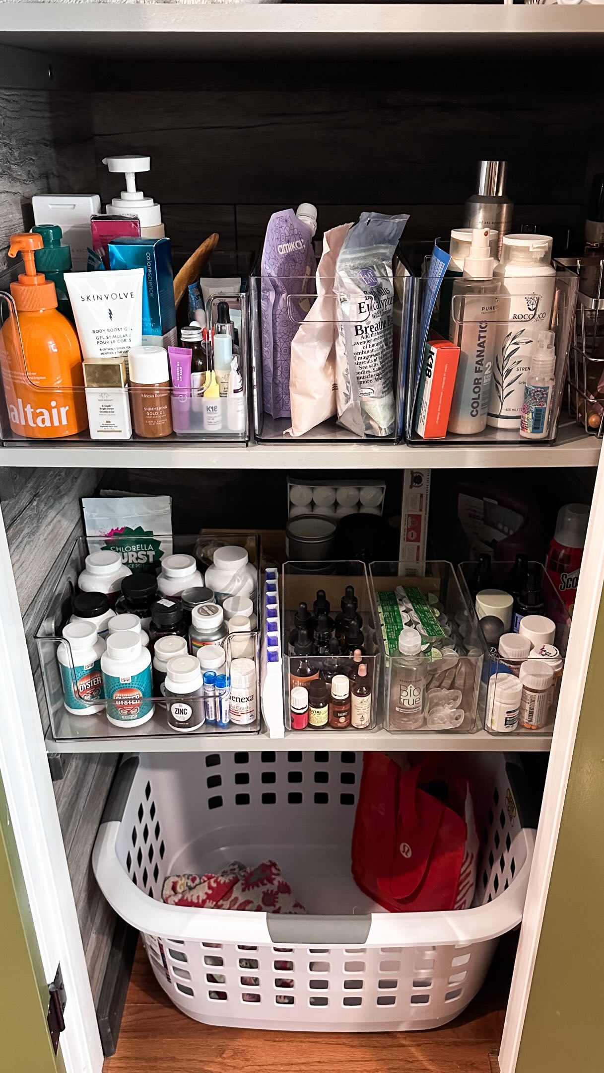 Believe it or not - the biggest benefit of organizing isn’t a cleaner home…
💕✨ It’s a calmer mind. ✨💕
When everything has a place and your home has systems that work, daily life requires less effort. You spend less time looking for things and more time being present for the people and moments that matter.
That’s the kind of transformation we’re after. 🤍
#chaostocalm #louisvillehomes #louisvillehomeorganizer #organizinggoals #peacefulhome
