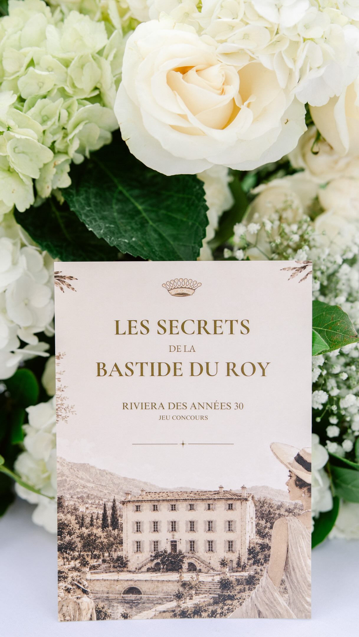 ✨ Il y a des soirées qui marquent le début d’une nouvelle aventure.
Le 4 juin dernier, nous avons eu l’immense plaisir d’inaugurer nos Visites Guidées et nos Après-Midis Artistiques à la Bastide du Roy, entourés de partenaires, d’amis et de passionnés d’art, d’histoire et de patrimoine.
Le temps d’une soirée inspirée des années 1930, nos invités ont :
- découvert l’histoire du domaine au fil des jardins, accompagnés par les comédiens costumés de Trésors de France ;
- partagé de beaux moments autour des cocktails signatures de @propinobarevents, des savoureuses créations de @la_cinquieme_saisontraiteur et des boissons engagées de @eventsforheritage, dont chaque consommation contribue à soutenir des projets en faveur de la biodiversité de la Côte d’Azur et de l’inclusion sociale ;
- admiré l’exceptionnelle robe Constellation de Lanvin, prêtée par la boutique @lanvinmonaco ;
- observé les étoiles grâce à @skylifevision ;
- vibré au rythme de la violoniste et du guitariste de @buzztune_medias ainsi que des cinq harpistes de @harpside ;
- assisté à la réalisation en direct d’une œuvre inspirée de notre statue de Neptune par la talentueuse @selsebil.ycb de @amoursurtoile.art.
Au-delà des animations, cette soirée symbolisait surtout ce qui nous anime : faire vivre la Bastide du Roy autrement, transmettre son histoire, ouvrir ses portes à l’art et créer des moments de partage qui ont du sens.
Merci à tous ceux qui ont cru en ce projet, à nos partenaires qui ont répondu présents dès le premier jour, et à nos invités pour leur enthousiasme, leur curiosité et leur bienveillance.
🎥 Teaser réalisé par le fabuleux @renaud_conti_films
📸 Photos capturées par le talentueux @jeremie_hkb
Merci à vous deux d’avoir immortalisé cette soirée avec autant de sensibilité et de talent.
Cette inauguration n’était qu’un début. 💫
Le premier chapitre d’une belle histoire que nous avons hâte de continuer à écrire avec vous.