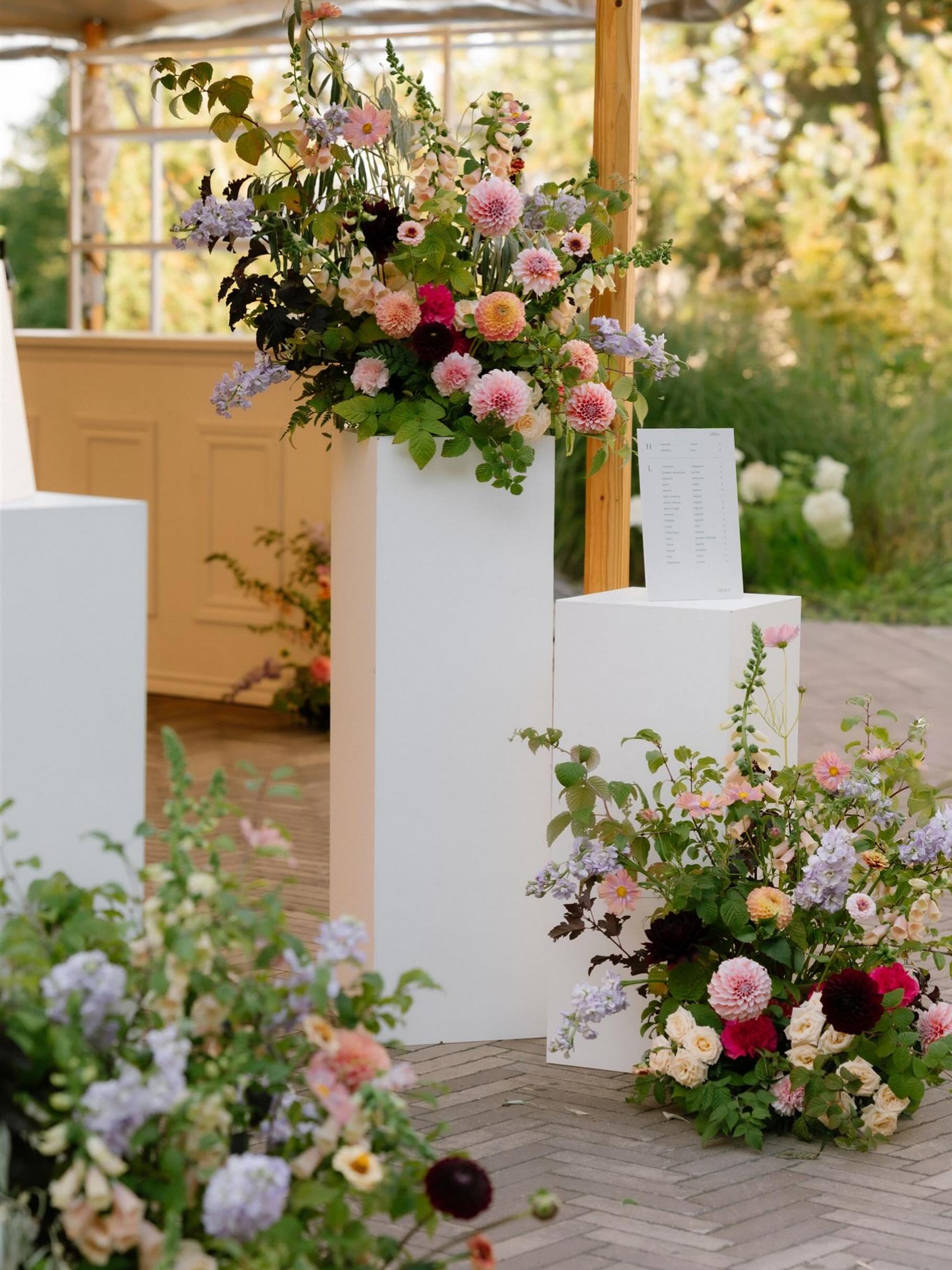 Chaque arrangement, chaque couleur, chaque détail : tout a été pensé pour ressembler à qui ils sont. A design that blooms from their vision 🌸
Wedding planner: @erikaco.events
Photographer : @lesmariagesdejulia
Videographer : @karafilms
Venue : @manoirdavis
Marquee : @sperrytentscanada
Catering: @hbevenement
DJ : @a1djs
Florist : @ateliercarmel
Rentals: @tenuedesoiree_ @celebrationsgroup
Band : @tuxedo_swing_productions
Makeup : @valerielefebvremua
Hairstyling : @priskaco