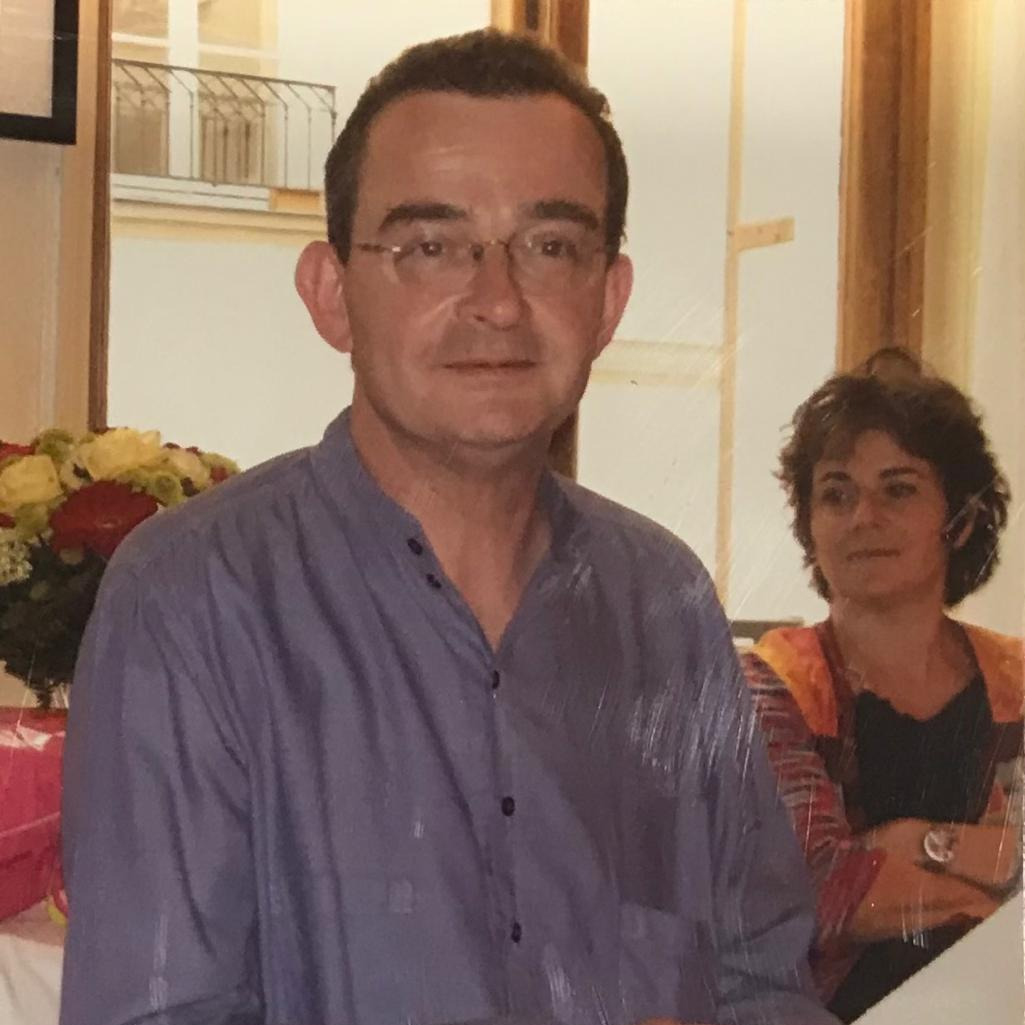 20 ans sans toi, Papa 🤍
La vie n'a jamais plus été aussi jolie après le choc au réveil ce matin du 12 juin 2006.
20 ans de manque. 20 ans à se reconstruire tous les quatre comme on a pu.
Tellement de belles années avant à se remémorer heureusement !
Tu es partout tous les jours : dans mon chant, dans ma cuisine, dans mes fiertés.
Tant de choses que j'aimerais partager avec toi : mon Amour, mes joies, mes peines... mais c'est comme ça.
Je pense à toi et aux nôtres aujourd'hui.
Paix à ton âme comme on dit par chez nous 🕊️