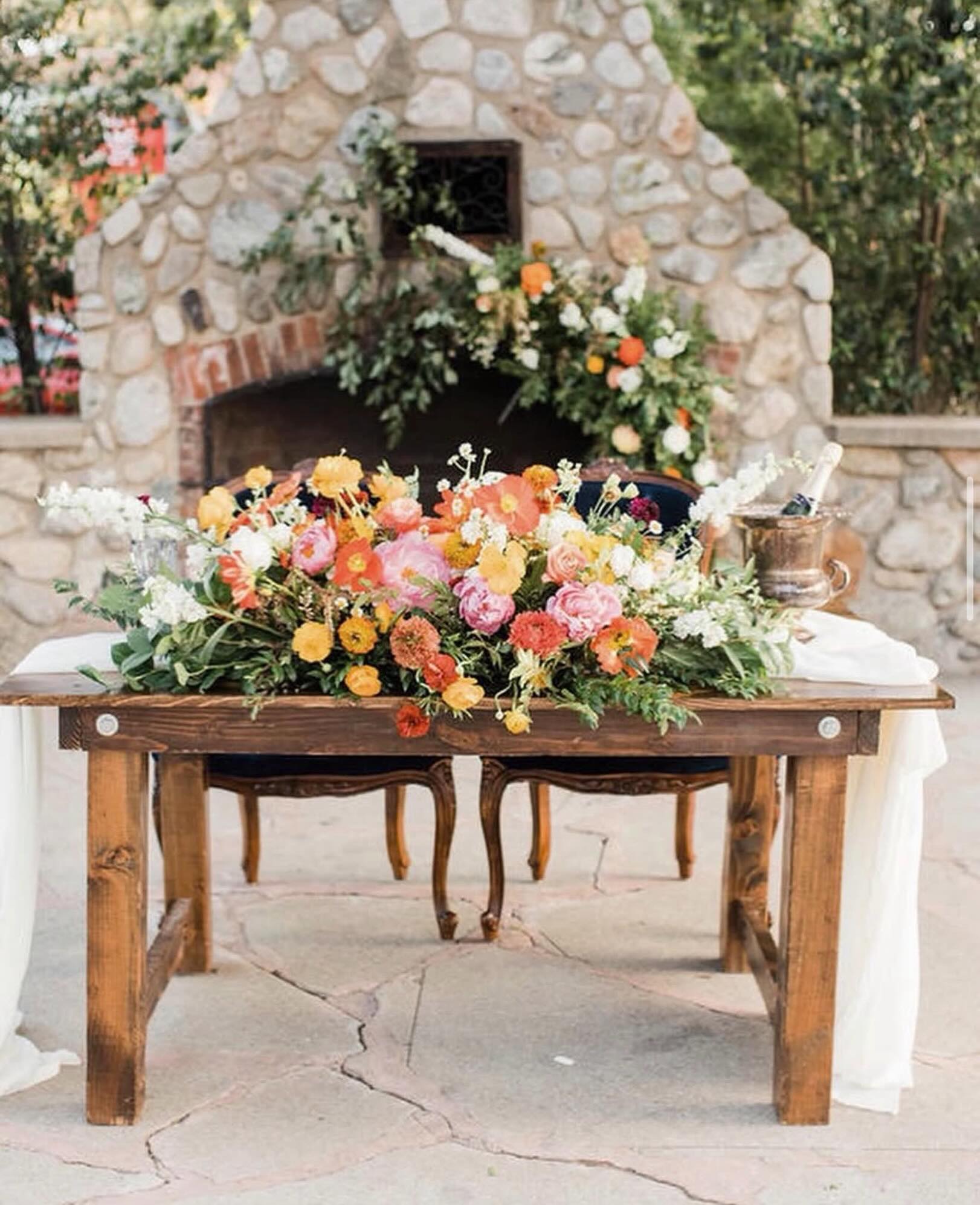 A floral moment. 🌸
↳ Now booking weddings, bridal showers, baby showers & private events. ✨