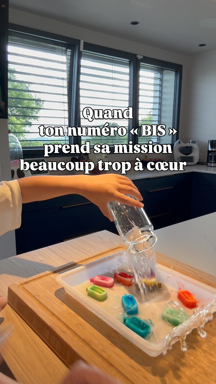 On nous montre souvent les activités parfaites…
Alors aujourd’hui, place aux coulisses. 😂
J’ai demandé à mon numéro « BIS » de verser le produit.
Il a pris sa mission très (très) à cœur. 🤣
Résultat : du vinaigre partout.
Et parce qu’apparemment le chaos n’était pas encore complet… le petit rajout de la fin était totalement gratuit. 😂
Mais au fond, être maman, c’est aussi ça.
Des activités qui ne se passent pas toujours comme prévu.
Des fous rires.
Quelques petites catastrophes.
Et des souvenirs que l’on racontera encore dans quelques années. 🤍
Je refuse de vous montrer une parentalité parfaite.
Ici, c’est la vraie vie.
Rassure-moi… tes enfants prennent parfois tes consignes un peu trop au sérieux eux aussi ? 😂👇
#activiteenfant #methodezeroecran #viedemaman #parentalitepositive #momentsansecran