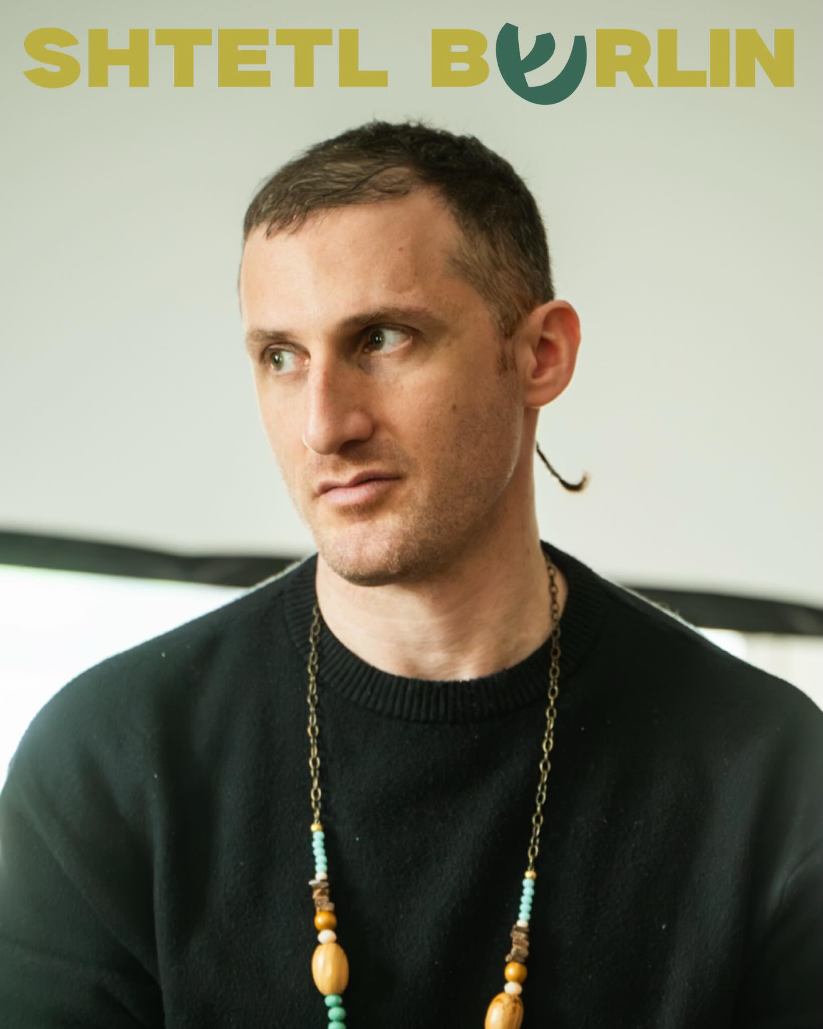 Meet filmmaker, multidisciplinary artist, and musician Eyal Davidovitch! Eyal has extensive experience working with children and teenagers at educational programs. Together with Yeva Lapsker, Eyal will be running our kids’ program, adjacent to this years festival.
KOSTENLOSER Kinder-Workshop (ab 5 Jahren) — 13. & 14. Juni 2026 – UfaFabrik, Viktoriastr. 10-18, Berlin
Zwei Tage jiddische Musik, Gesang und kreative Kunst für Kinder und Familien.
Eintritt frei — Anmeldung erwünscht, nicht erforderlich: shtetlberlin.com/kids
Diese Maßnahme wird gefördert im Rahmen der Partnerschaft für Demokratie „Gemeinsam in Tempelhof-Schöneberg”, die Teil des Bundesprogramms „Demokratie leben!” des BMBFSFJ ist. @ba_tempelhof_schoeneberg @arbeitundleben_bb
Für inhaltliche Aussagen und Meinungsäußerungen tragen die Publizierenden dieser Veröffentlichung die Verantwortung.
FREE Children’s Workshop (ages 5+) — 13 & 14 June 2026 – UfaFabrik, Viktoriastr. 10-18, 12105 Berlin
Two days of Yiddish music, song, and creative arts for kids and families. Taking place alongside the Shtetl Festival 2026.
Free entry — RSVP welcome but not required: shtetlberlin.com/kids
Supported as part of the Partnerschaft für Demokratie “Gemeinsam in Tempelhof-Schöneberg”, a programme within the federal “Demokratie leben!” initiative of the BMBFSFJ. @ba_tempelhof_schoeneberg @arbeitundleben_bb
The publishers of this post are responsible for its content and opinions.
#berlinevents #yiddish #familyevent #jewishhistory #jewishculture
📸Photo by our festival photographer Shendy Copitman @shendlcopitman