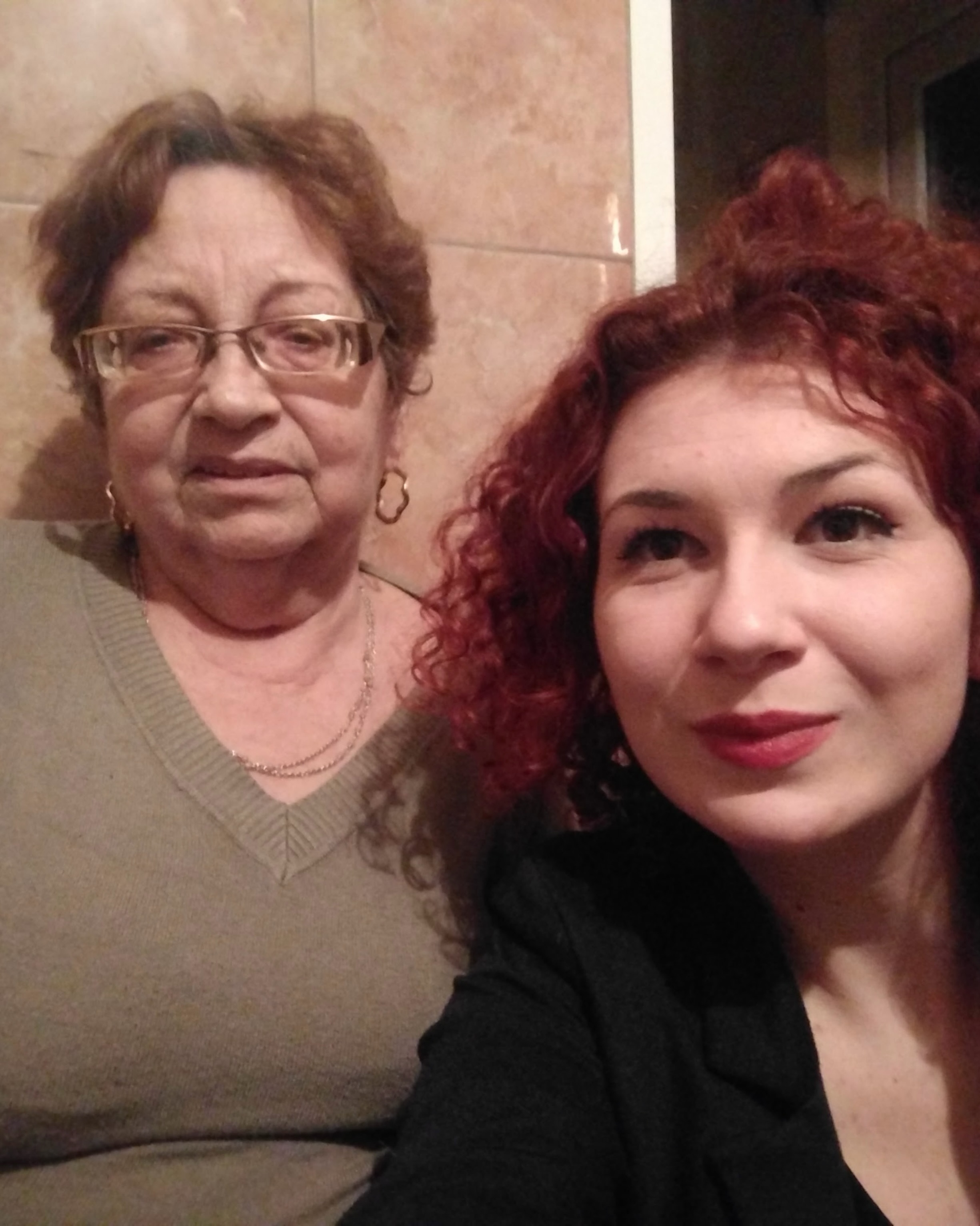 “Acasă” pentru mine n-a fost niciodată un loc. Au fost persoane. Tu ai fost “Acasă” la care mă întorceam mereu și locul în care m-am simțit mereu în siguranță, când nicăieri altundeva nu mă simțeam. Și dacă nu erai tu, sincer, nu știu ce m-aș fi făcut. N-o să pot niciodată să îți mulțumesc suficient. Sper ca te-am făcut mândră. Am înrămat poza asta, să mă uit la ea când mi-e dor. Și mi-e dor. Astăzi nu mai pot să spun “Mă duc la mătuși-mea” deși aș da orice să mai stăm de vorbă pentru câteva ore în bucătăria ta, cu o cafea și o țigară. Să-ți spun despre viața mea și să-mi dai sfaturi. Nu m-aș mai sătura sa te aud. Nici măcar nu mai fumez, dar astăzi voi face o cafea și voi aprinde o țigară să te sărbătoresc. Nu să plâng, ci doar să îi mulțumesc cerului ca am avut norocul să te am în viața mea. Si de acolo de unde ești, sunt sigură ca vei aprinde și tu o țigară cerească și ne întâlnim undeva la mijloc. La mulți ani, Țuca! Te iubesc.