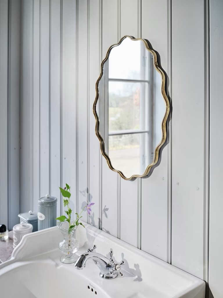 🍃nydelige speil fra @stromshaga
.
Speil er fint å bruke som innrednings-detalj i flere rom - som et blikkfang alene på veggen, eller sammen med bilder, kurver etc.
.
Jonna i antikk messing ovalt m/ bølget kant - liten 51x39 cm 1199.-
Stor 68x55 cm 1699.-
.
Karin baderoms-speil i antikk sølv med liten hylle til en vase, sminke, duftlys 🍃
35x50 x13 dybde. 1499.-
.
Ligger nå i nettbutikken! 🍃
Husk at du kan hente på Nøtterøy eller få det levert hjem om du bor i nærheten.
.
@aapenthav
#interiørinspirasjon #medøyefordetaljer #åpenthavinteriør #speil #innredmedspeil