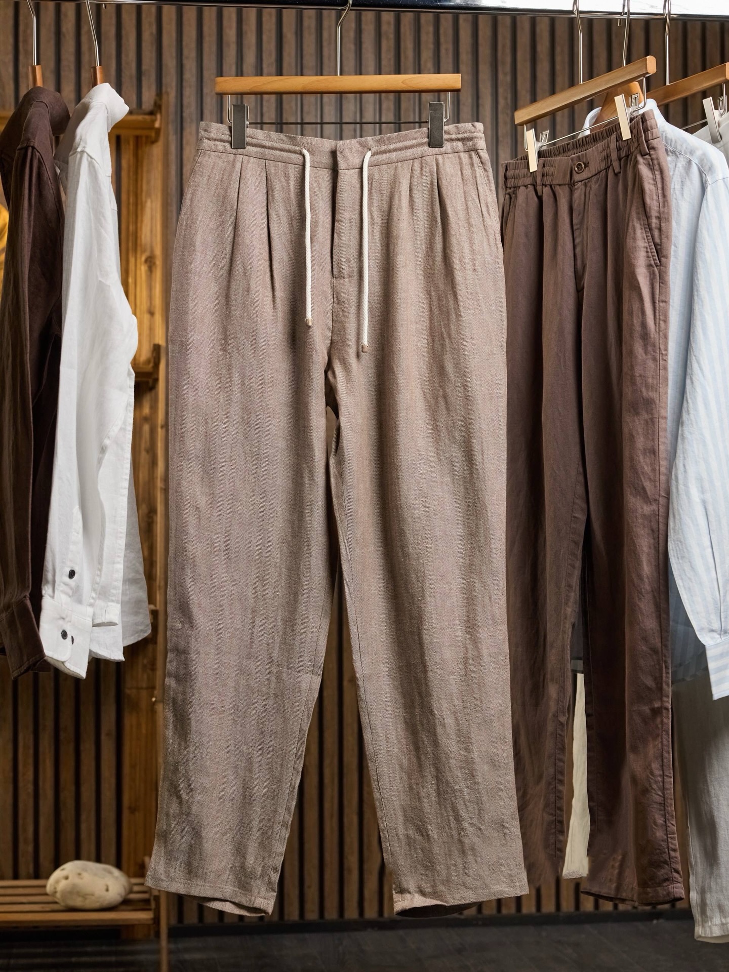 BRUNELLO CUCINELLI
LINEN. SUN. SILENCE.
Релакс-крій із защипами на передній частині, еластичний пояс із білим шнурком та задні прорізні кишені — деталі, що поєднують комфорт і бездоганний крій у дусі Brunello Cucinelli.
⸻
В НАЯВНОСТІ
domine.com.ua
Київ, вул. Дж. Маккейна 26
ПН–НД з 11:00 до 19:00