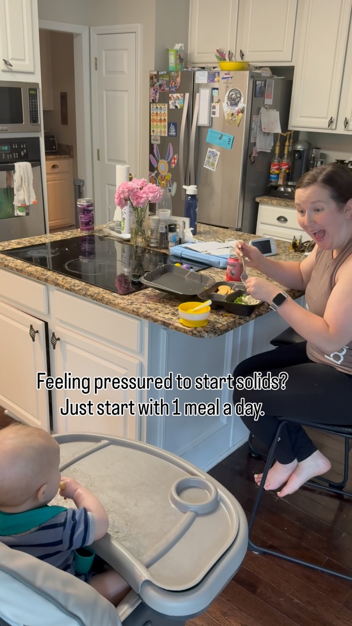 Starting solids does not have to be complicated. 🥑✨
Take the pressure off and start small. One meal a day is plenty in the beginning.
A simple way to begin? Offer solids while you’re already eating. Babies learn so much by watching us, and sitting together gives them a chance to see you chew, explore foods, and enjoy mealtime.
It does not need to be perfect. It does not need to be a full meal. It is okay if more ends up on the bib, tray, or floor (thankful for the dog TBH) than in their mouth.
Starting solids is about exposure, practice, and connection.
Milk is still doing the heavy lifting 💙