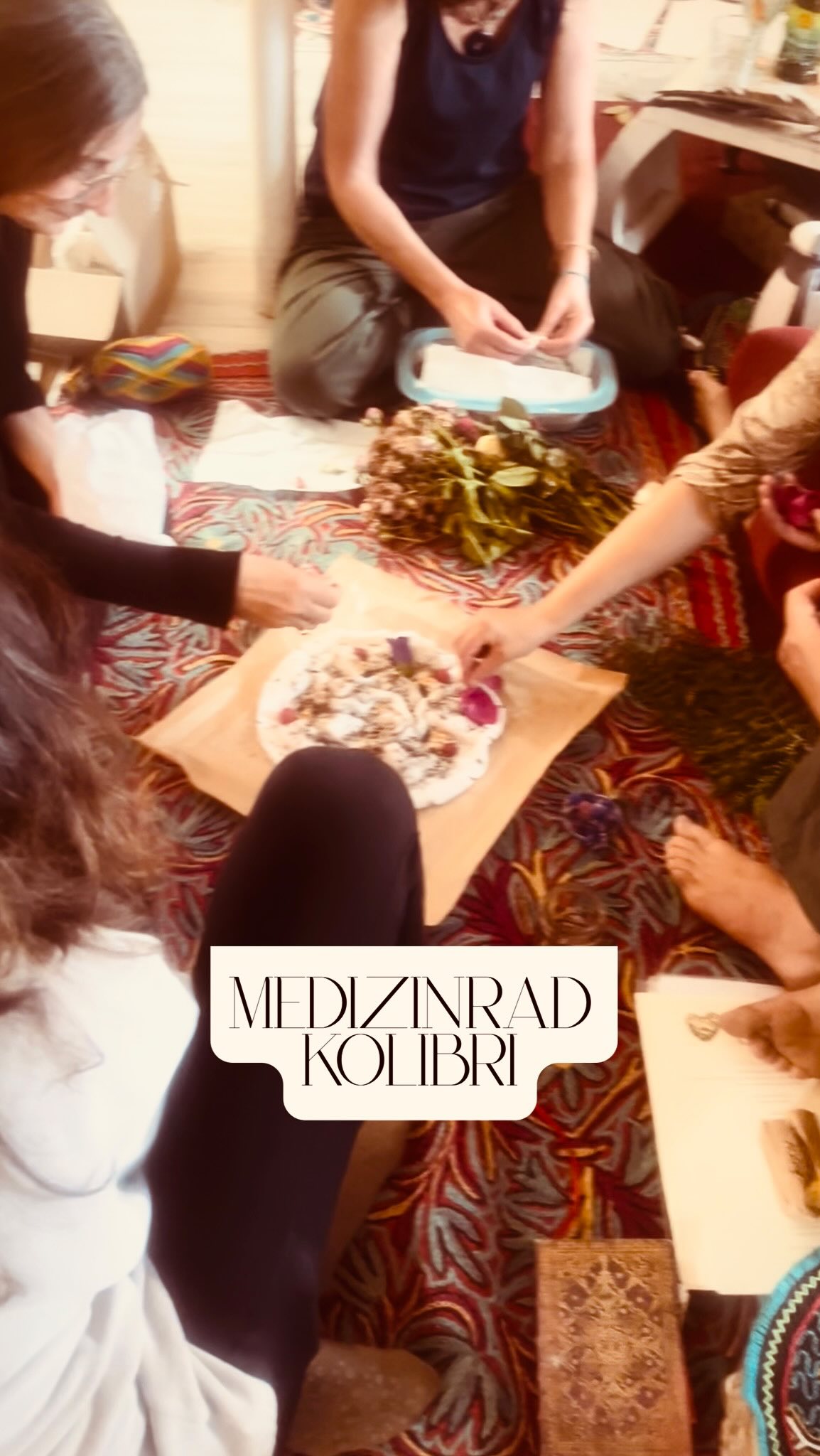 Yayas Kolibri (Q’inti) ist der Gesandte aus dem Norden.
Er erinnert uns an das Kolibribewusstsein – die Fähigkeit, dem Ruf des Herzens zu folgen, auch dann, wenn der Weg unmöglich erscheint.
Im Medizinrad steht der Norden für das Herz, die wahre Zugehörigkeit und die Verbindung zu unserer göttlichen Bestimmung.
Q’inti lädt uns ein, mit Vertrauen ins Unbekannte zu gehen, Übergänge anzunehmen und uns von Yaya führen zu lassen.
Er erinnert uns daran, dass Wunder nicht durch Kontrolle entstehen, sondern durch Hingabe.
🌿 Die Seele auf göttlicher Mission
🌿 Vertrauen in den Weg
🌿 Führung in Zeiten des Wandels
🌿 Verbindung zu Yaya
Im Dezember beginnt eine neue Runde des Medizinrads.
Kommentiere MEDIZINRAD, wenn du Informationen zum Kurs erhalten möchtest. 🌷
#yaya #medizinrad #kurs