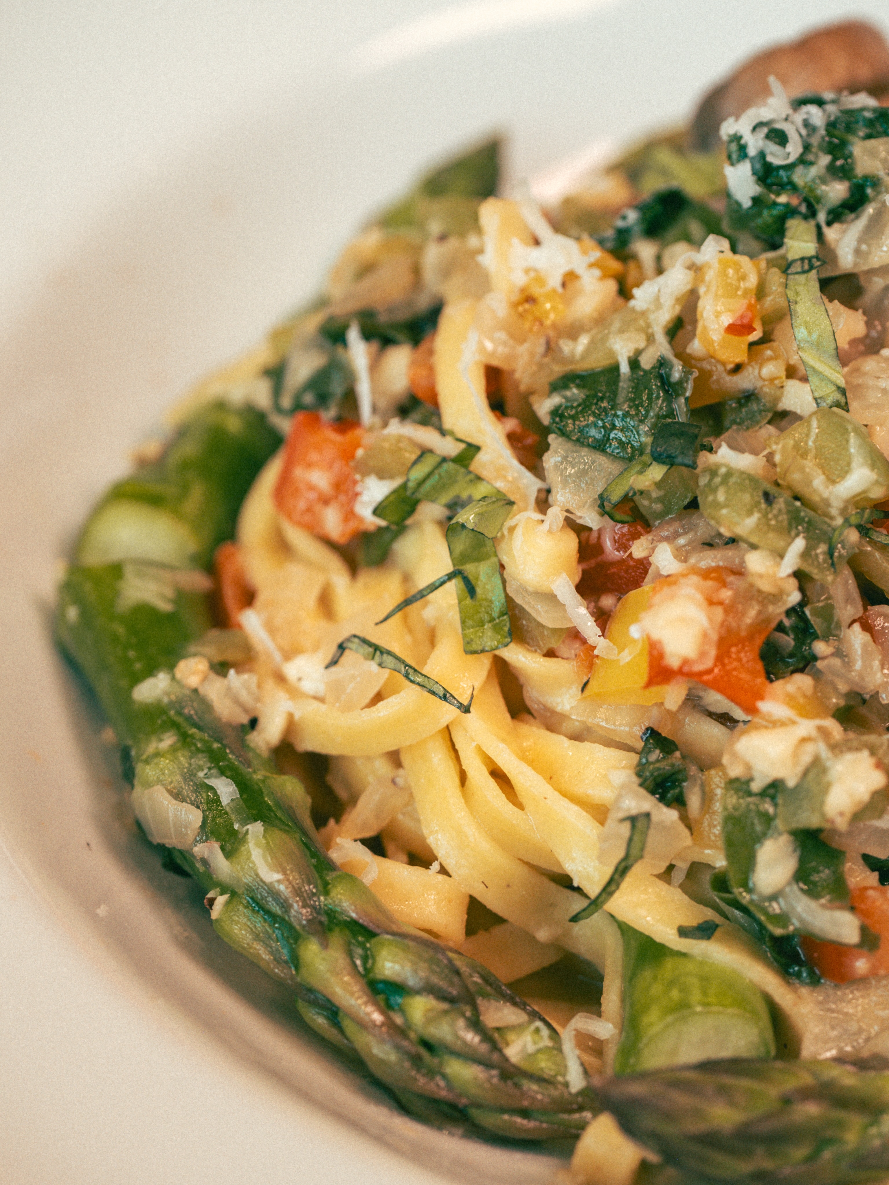 Our Pasta Primavera is the perfect lunch or dinner pasta, and pairs amazingly with a white wine ✨ Ask your server for a good rec next time you’re in!
Linguini, asparagus, mushrooms, bell peppers, tomatoes, olive oil, garlic, shallots, Pecorino Romano, white wine sauce $19
Add chicken ($7) or shrimp ($11) for protein!