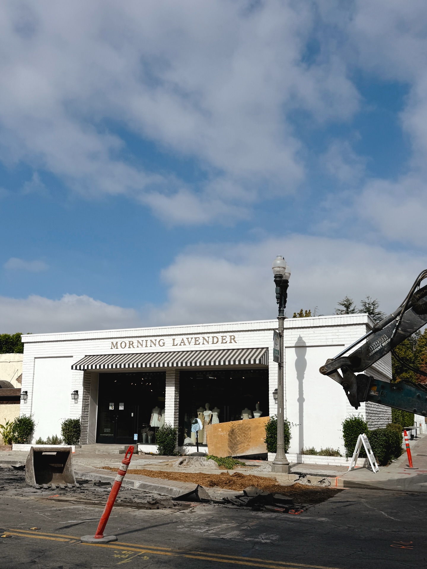 It has begun! The @cityoftustinca has started construction of our front parklet! What does that mean? We will have a brand new front patio coming this Fall!!! Can you imagine all the cute and fun possibilities now that we are going to have two patios?! Comment below what you think we should do with this front patio!!! 👇
In the meantime, we are still open and please excuse the mess. Please enter from our cafe side door. See you soon! 👋