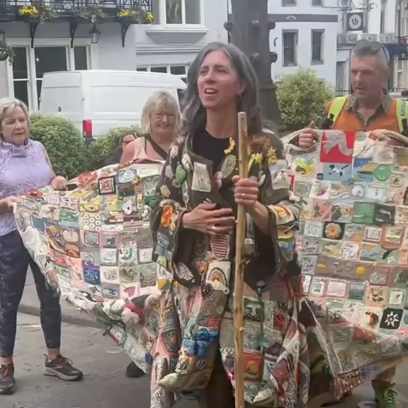 🎧 June's When in Frome podcast is finally here!
We're a little later than usual this month, but we think this one's worth the wait... 😊
What do a giant travelling coat, ecstatic dancing, a silent disco and a crowd of Kate Bush lookalikes have in common? Apparently, Frome.
This month, Sonia throws herself into ecstatic dancing, Daisy meets local legend Ginny Parratt from Cats In Distress and catches up with the remarkable Coat of Hopes, while Becky brings you her Fabulous Frome Forecast for June.
🎭 Fancy dress
🐱 Cats in Distress
🎶 Kate Bush flashmob
🧥 Coat of Hopes
💃 Ecstatic dancing
It's another packed month of stories, people and adventures from around our wonderful town.
🎧 Listen now via the link in the comments.
#WhenInFrome #FabulousFrome #Frome #FromeLife #CatsInDistress #CoatOfHopes #KateBushFlashmob #CatherineHill #EcstaticDance #Podcast