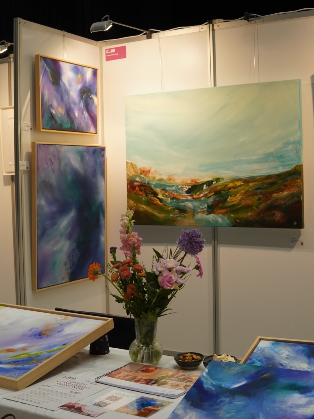 A lady came by and told me that the colors are what captured her initially and later she described the painting as “rustig en ruimtelijk”
I couldn’t agree more, I made this painting with the intention of capturing spring’s new energy but also keeping it grounded.
She has been the most popular piece so far.
“Sparkling Currents” 100x140cm
DM me to make her yours.
#independentartists #abstractlandscapes #artcollector #abstractkunst