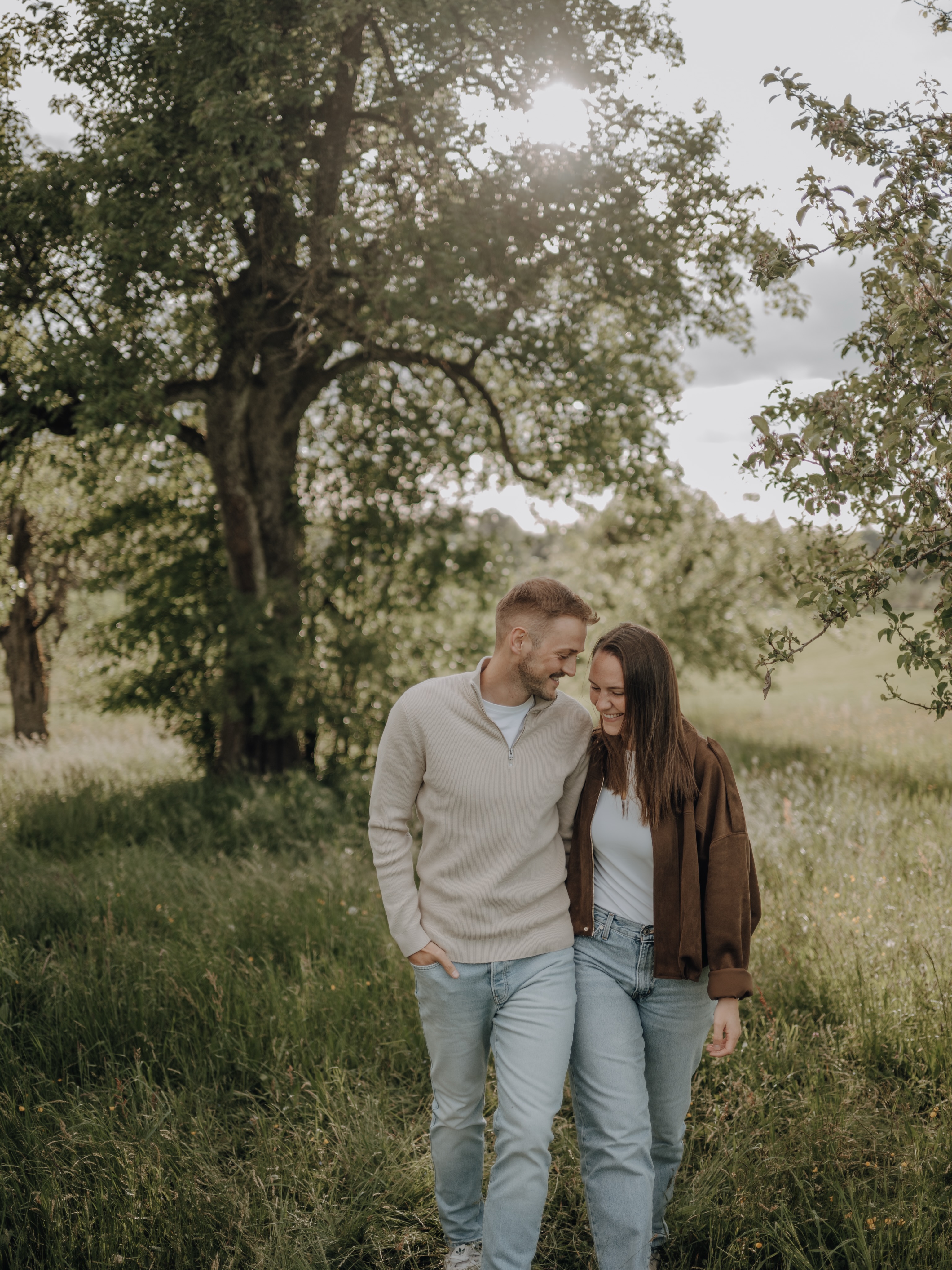 Early summer days & ungemähte Wiesen - lieben wir 🌿 #paarshooting #couplephotography #emotionalstorytelling #lovebirds #biberach