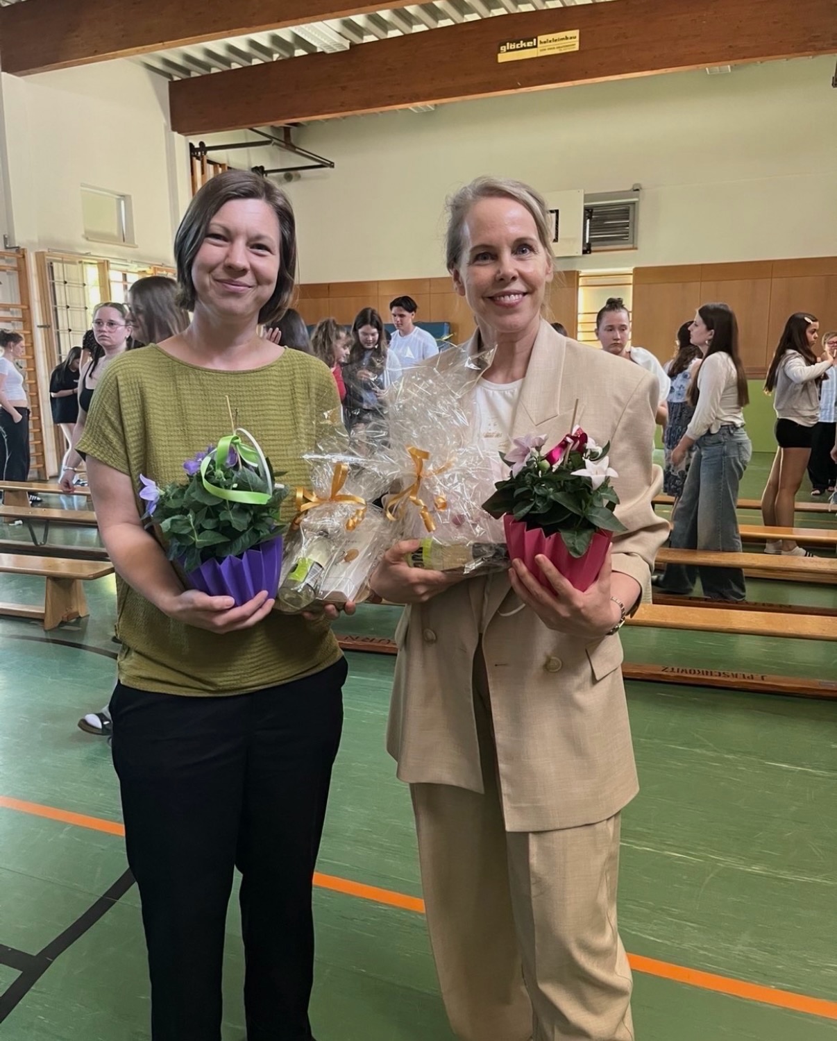 🎗️ Einblick in die Kinderkrebsforschung 🎗️
Am 29.05.2026 durften wir zwei Mitarbeiterinnen der St. Anna Kinderkrebsforschung an unserer Schule begrüßen. In ihrer spannenden Präsentation gaben sie Einblicke in ihre wichtige Arbeit, aktuelle Forschungsprojekte und ihren Berufsalltag. Die Veranstaltung wurde von drei Schülerinnen der 2 FSB eigenständig geplant und organisiert – von der ersten Idee bis zur Umsetzung. 👏
Ein herzliches Dankeschön an die Referentinnen für den informativen Vortrag sowie an die Schülerinnen der 2 FSB für ihr großartiges Engagement!
#StAnnaKinderkrebsforschung #Kinderkrebsforschung #Schulprojekt #2FSB #Engagement WissenTeilen