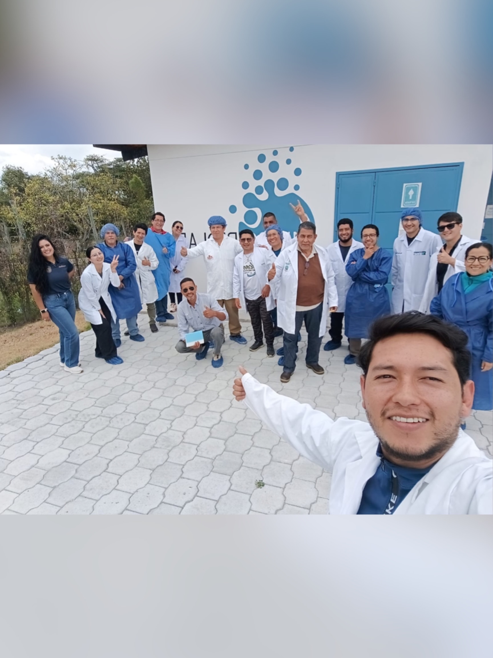 Queremos expresar nuestro más sincero agradecimiento a todos los participantes que formaron parte de nuestro Taller Presencial de Producción y Escalonamiento de Bioinsumos Microbianos.
Gracias por confiar en nuestro equipo, por viajar desde diferentes ciudades, por su puntualidad, entusiasmo y disposición para aprender. Fueron jornadas intensas de trabajo donde compartimos conocimientos, experiencias y muchas horas de práctica en laboratorio.
Nos llena de satisfacción ver el interés que existe por desarrollar una agricultura más técnica, sostenible y basada en la microbiología aplicada. Cada pregunta, cada aporte y cada momento compartido enriqueció esta experiencia y reafirma nuestro compromiso con la formación de profesionales y productores mejor preparados.
Esperamos que los conocimientos adquiridos les permitan implementar nuevos proyectos, fortalecer sus procesos productivos y continuar explorando el enorme potencial de los microorganismos agrícolas.
Gracias también a nuestro equipo técnico por su dedicación y compromiso durante cada una de las actividades desarrolladas.
Para nosotros ha sido un verdadero honor recibirlos en Microbiolab.
¡Nos vemos en una próxima capacitación!
Microbiolab Ecuador
Ciencia que transforma el agro.
#microbiologia #bioinsumos #trichoderma #agricultura #biotecnologia