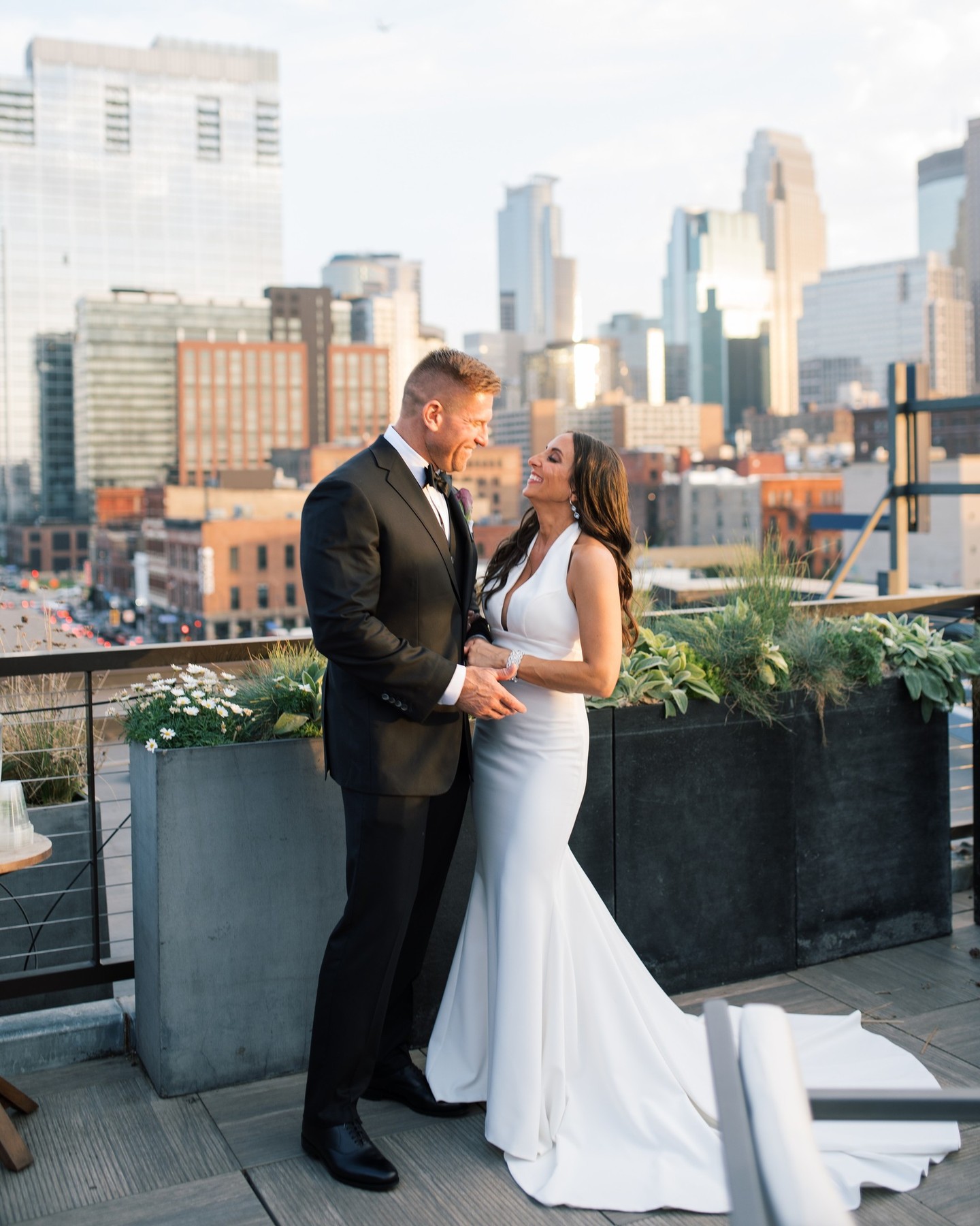 Rooftop vibes â
â
Planner: @jennaculleyevents â
Photographer: @lollipopmedia_mn â
Venue: @hewinghotel