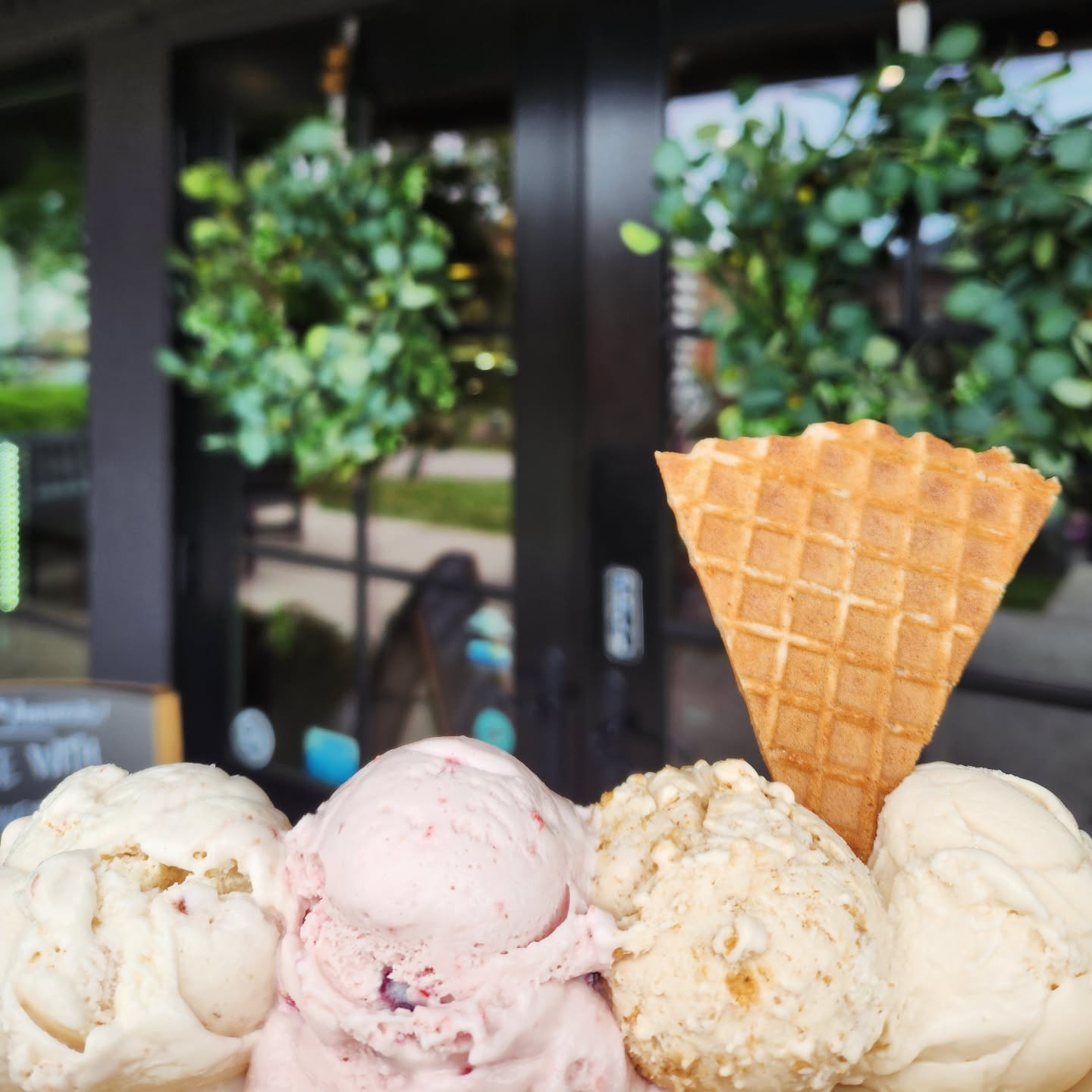 Check out this powerhouse flight- Strawberry Shortcake, Black Cherry, Nutter Butter, and Butterscotch. Grab your favorite or get a flight of your own! We don't recommend sharing. (Black Cherry coming soon to Belltown)
South Knox- 106 E Young High Pike, Knoxville
Mon-Thurs (12p-9p)
Fri-Sat (12p-10p)
Closed Sunday
Belltown- 4523 Market Bell Way, Powell
Mon-Thurs (12p-10p)
Fri-Sat (12p-11p)
Sunday (2p-8p)
#Knoxville #knoxfood #knoxvilletn #knoxlocal #knoxeats