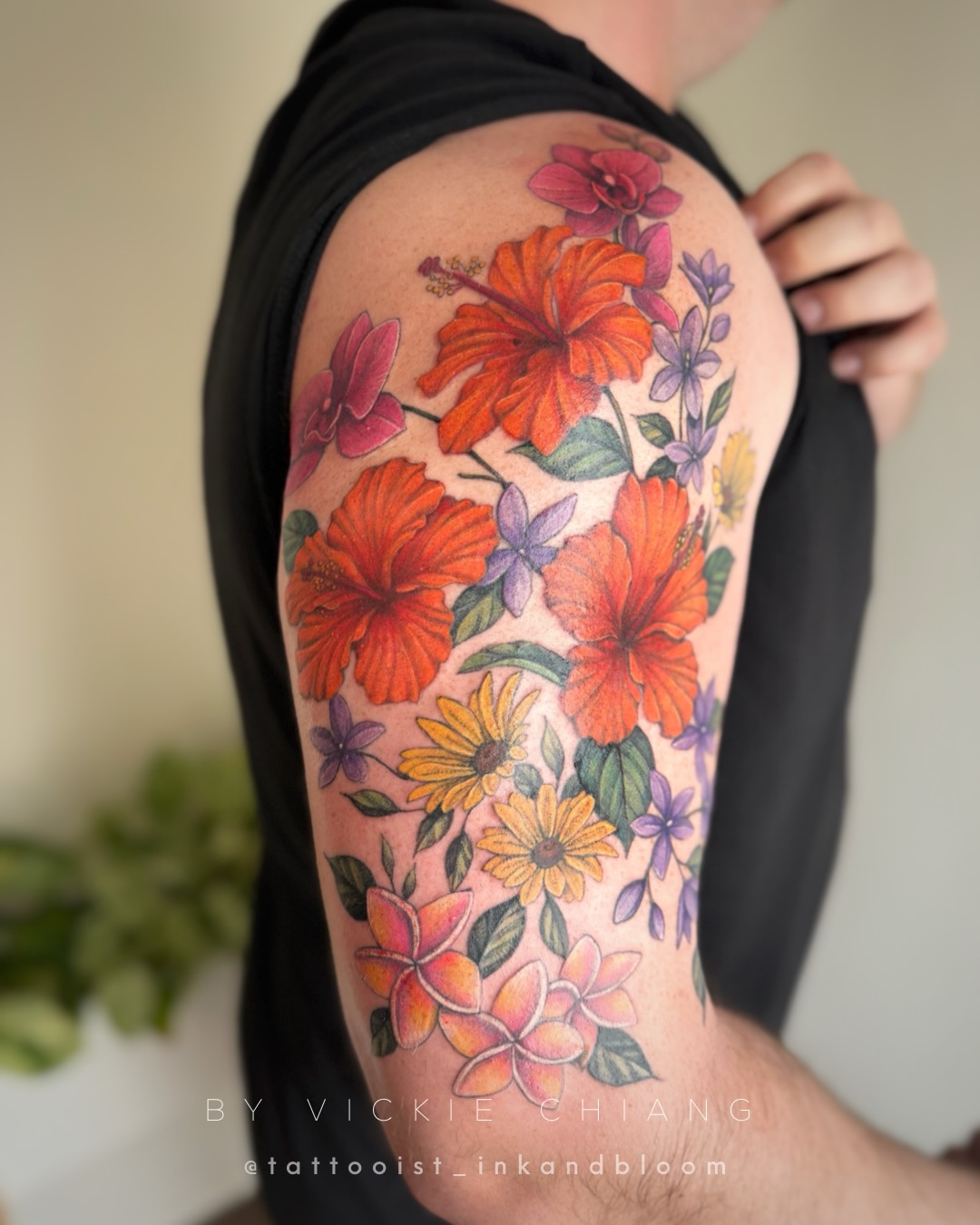 Kevin's arm tattoo features vibrant tropical flowers. The design began with purple jasmine, which holds special meaning for him, and evolved into a lush tropical garden scene!
#botanicaltattoo #tropicaltattoo #floraltattoo #tropicalflowers #halfsleevetattoo