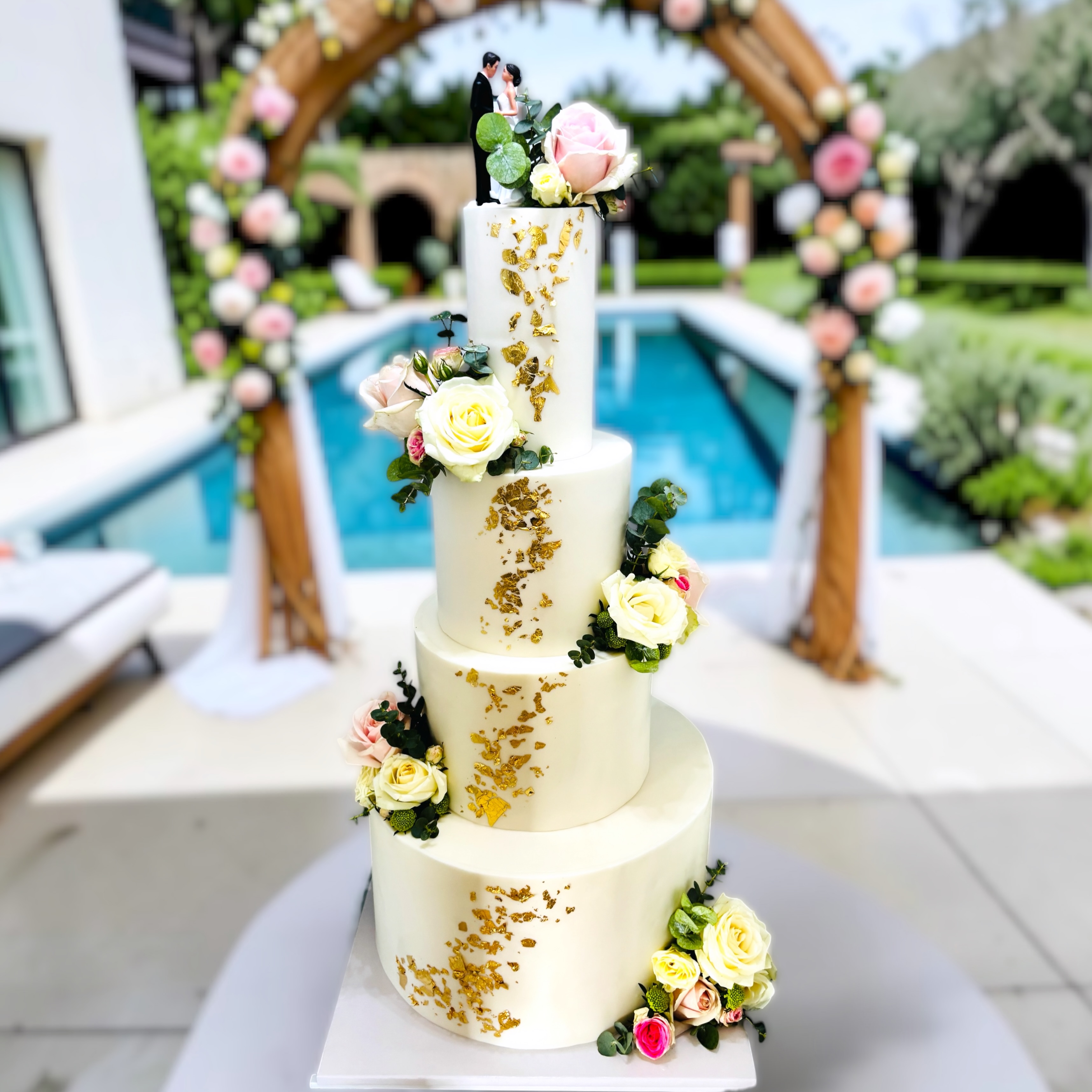 Il y a des gâteaux qui célèbrent un anniversaire…
Et puis il y a ceux qui célèbrent le début d’une nouvelle histoire. 🤍
Quatre étages de douceur, quelques touches d’or, des fleurs délicates et surtout beaucoup d’émotion pour accompagner l’un des plus beaux jours d’une vie.
Chaque détail a été pensé pour s’intégrer parfaitement à l’univers de ce mariage et créer un moment aussi beau que gourmand. ✨
Félicitations aux mariés et merci pour votre confiance. 🥂💍
#weddingcake #mariage #cakedesign #cakedesigner #sugareventbyemma