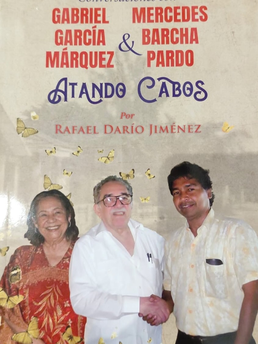 ⚓️💛ATANDO CABOS💛⚓️
martesderecomendarlibros👌🏼
📚🌼Conversaciones con Gabriel García Márquez y Mercedes Barcha, Atando Cabos, del periodista y poeta cataquero Rubén Darío Jiménez, es mucho más que un libro de entrevistas. Es una invitación a sentarse en la sala de la memoria y escuchar las voces de dos protagonistas fundamentales de la historia cultural de Colombia.
📒🤝A través de conversaciones íntimas, inteligentes y reveladoras, el autor reconstruye no solo la trayectoria de Gabriel García Márquez, sino también la presencia discreta y decisiva de Mercedes Barcha, compañera inseparable de su vida y de su obra.
👉📙Estas páginas permiten descubrir al Nobel y al hombre Caribe, sus afectos, sus convicciones y recuerdos. Pero también reivindican el papel de Mercedes, cuya fortaleza, lucidez y complicidad fueron esenciales en la construcción de una de las aventuras literarias más extraordinarias de nuestro tiempo.
👌📔Un libro para quienes aman la literatura, la memoria y las historias que ocurren detrás de las grandes historias.
#GabrielGarcíaMárquez #MercedesBarcha #RubénDaríoJiménez #LibrosRecomendadosPorLaChaza