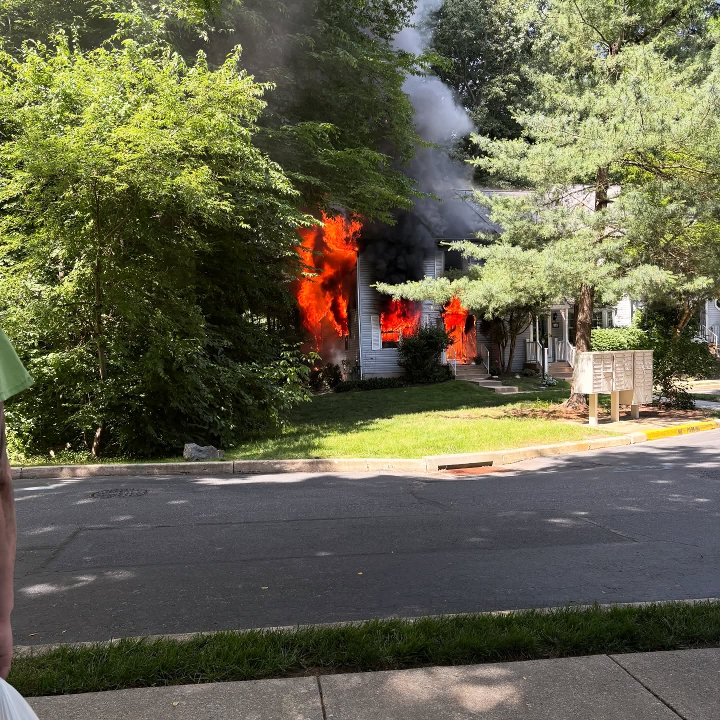 Last Friday Tower 13 arrived as the first due special to a @upperchifd10 house fire. Crews had two floors of fire in an end of the row town home. Tower 13 completed primaries on the and attempted the second until being evacuated by incident command. Deputy 10 held the command. #claymontfire #lucky13 #workingfire