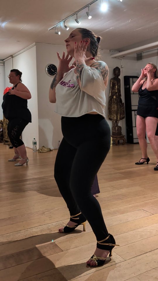 ✨ Quand une artiste internationale du burlesque pousse la porte de Sassy Dance, la magie opère... ✨
Aujourd'hui, nous avons eu l'immense plaisir d'accueillir @ambrosiastarr pour un workshop exceptionnel autour du Bump & Grind.
Un moment que j'attendais avec impatience et qui a largement dépassé mes attentes.
Pour Sassy Dance, c'était un moment particulièrement symbolique, puisque Ambrosia Starr est la toute première artiste internationale à venir enseigner au sein de l'école. Une grande fierté pour cette petite école née il y a quelques années avec beaucoup de passion, de travail et de rêves.
Merci à Ambrosia pour sa confiance, sa générosité, son professionnalisme, sa bienveillance et tout ce qu'elle a transmis aujourd'hui. 💫
Merci également à toutes les participantes pour leur énergie, leur implication et leur bonne humeur. Vous avez été incroyables ! Voir autant de femmes oser, apprendre, rire, se dépasser et prendre confiance en elles est toujours un immense bonheur.
Le burlesque, c'est bien plus qu'une danse. C'est un art, une liberté, une façon d'habiter son corps avec confiance et plaisir.
Aujourd'hui, nous avons partagé tout cela ensemble. ❤️
--
#SassyDance #AmbrosiaStarr #BurlesqueGeneve #BumpAndGrind #BurlesqueWorkshop