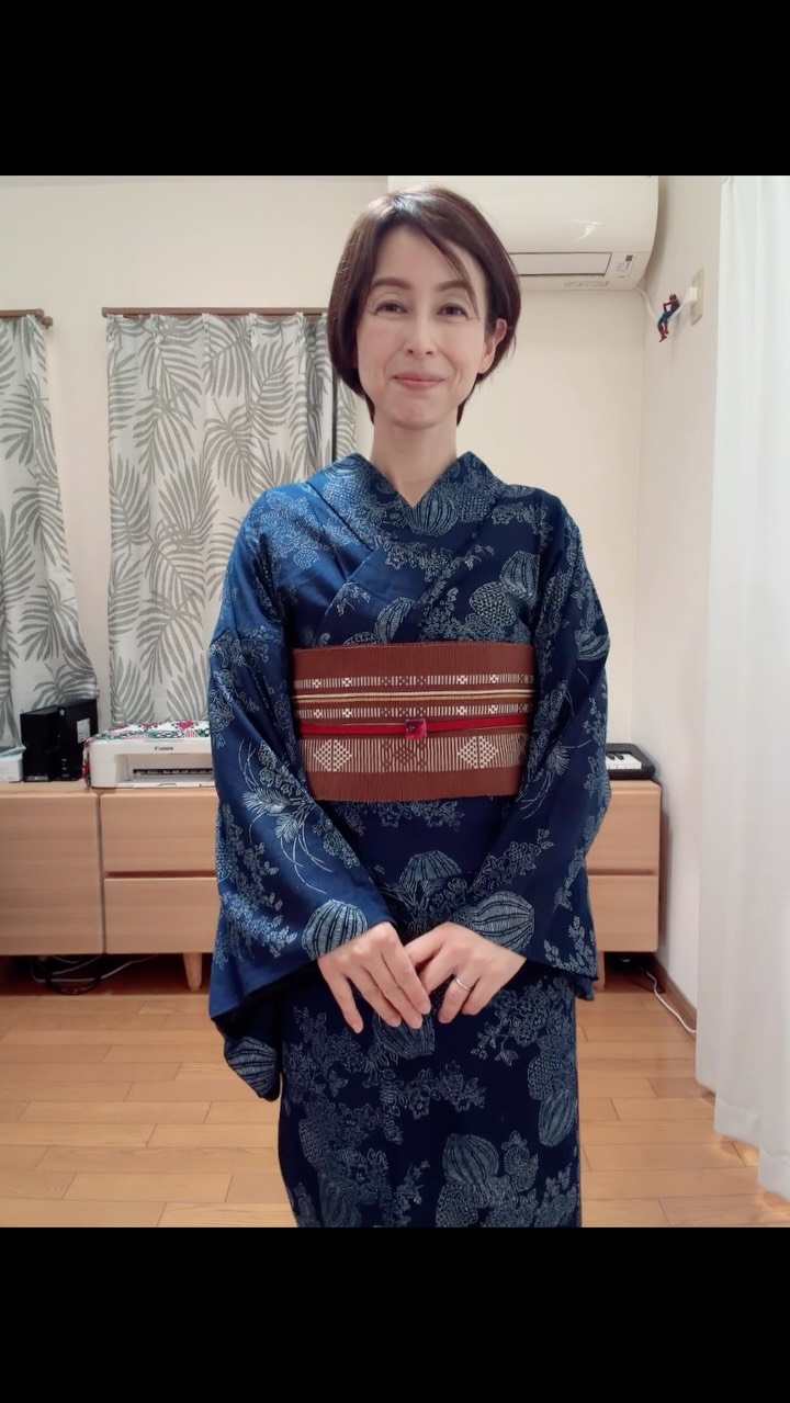 今日の帯結びは、私も大好きな「矢の字結び」
貝の口に似ていますが、お尻が丸見えにならず、すっきり見えるのが魅力です
斜めのラインが出て、着やせ効果も◎
シャープさの中に女性らしいラインがあり、大人の女性におすすめの帯結びです
ただし、この帯結びは帯の裏がしっかり見えるため、私のような裏表のない帯やリバーシブルの帯向き
ぜひお手持ちの帯で試してみてくださいね
浴衣 藍染半幅帯 沖縄ミンサー
#浴衣#浴衣コーデ#矢の字結び#半幅帯#沖縄ミンサー藍染大人浴衣着付け教室着物のある暮らし和のじかん