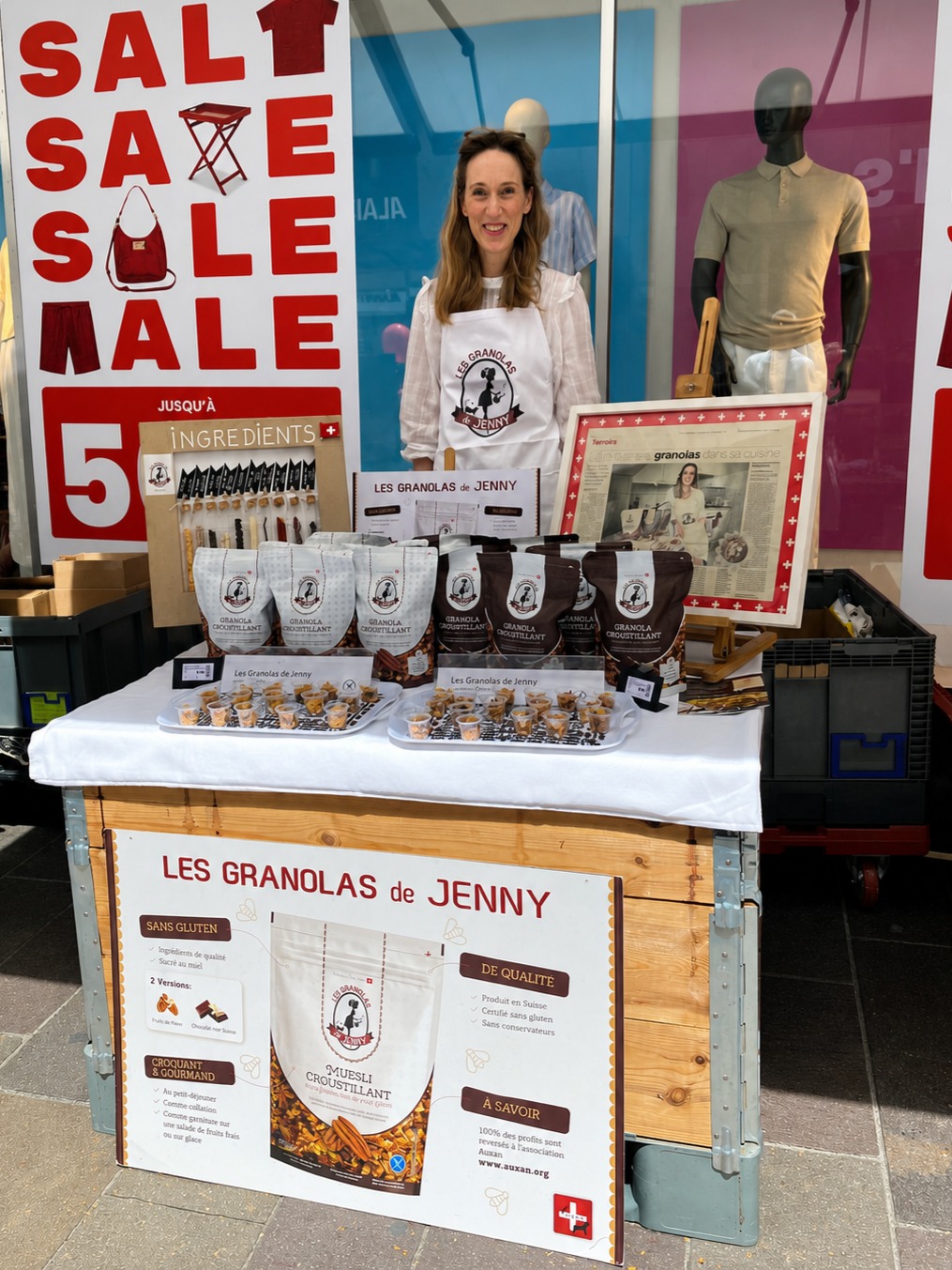 UNE JOURNÉE RICHE EN RENCONTRES ✨ - Grand Marché de Printemps de Nyon — Samedi 6 juin 2026
La vie n'est qu'une série de rencontres — professionnelles, amicales, inattendues — et chacune jalonne notre chemin à sa façon.
Invitée à faire découvrir Les Granolas de Jenny au grand public lors du Marché de Printemps de Nyon, nous avons vécu une journée comme je les aime : chaleureuse, humaine, et pleine d'énergie positive!
Faire goûter son produit à des inconnus venus de toute la Suisse et même de l'étranger, les voir savourer, partager leurs impressions, s'enthousiasmer autant pour le produit lui-même que pour la démarche caritative @association_auxan … c'est exactement ce qui donne tout son sens à cette belle aventure.
Merci à toutes les personnes rencontrées aujourd'hui, aux clients et à l'équipe de #Manor pour cette belle mise en avant. 🙏
#lesgranolasdejenny #granola #suisse #sansgluten #artisanat