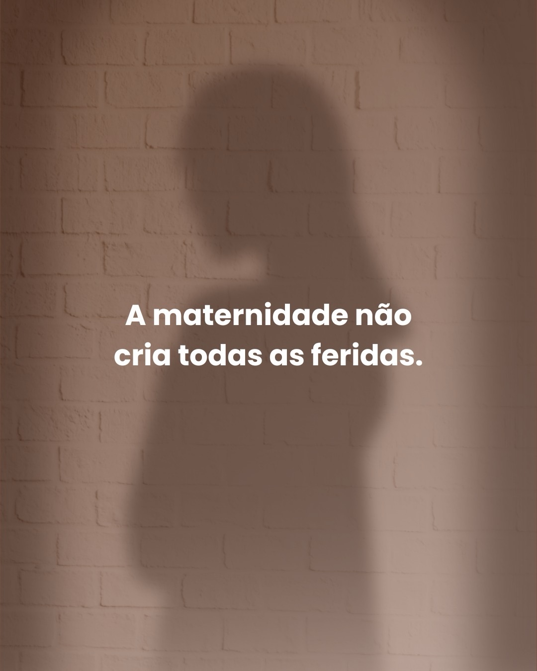A maternidade transforma.
Mas nem tudo o que aparece após o nascimento de um filho nasce com ele.
Há encontros que a maternidade provoca com a própria história, com as faltas, com os ideais e com as marcas deixadas por experiências anteriores.
A culpa, a dificuldade de pedir ajuda, a necessidade de dar conta de tudo sozinha nem sempre surgem na maternidade. Muitas vezes, elas apenas encontram um novo palco para se manifestar.
Ao ocupar o lugar de mãe, a mulher também é convocada a reencontrar a filha que foi, os cuidados que recebeu, as exigências que aprendeu a fazer de si mesma e os desejos que precisou silenciar.
A maternidade não cria todas as feridas.
Mas ela pode revelar aquilo que, por muito tempo, permaneceu sem palavras.
Qual parte da sua história a maternidade colocou em evidência?