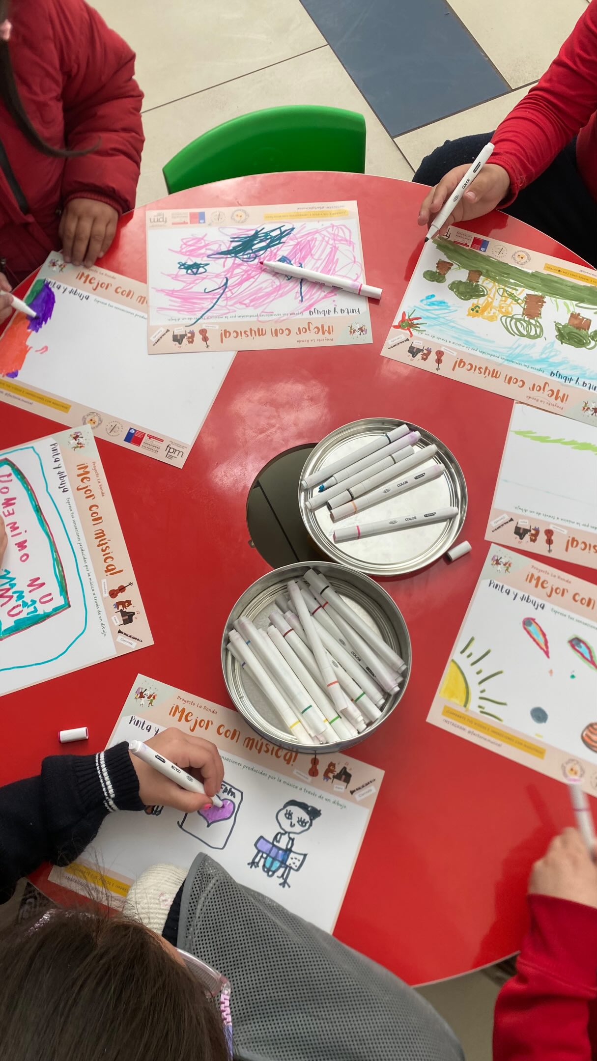 Comenzamos la semana acompañando a los niños, niñas y adolescentes, junto a sus familias o cuidadores, que se encontraban en la sala de espera del @hospitalegc
Como todos los lunes, amenizamos la espera con música: interpretamos clásicos de siempre, música de películas y canciones infantiles, mientras los más pequeños pintaban o simplemente escuchaban.
En paralelo, como todo los lunes, también realizamos nuestra sesión de estimulación musical en la Escuelita junto a los niños y niñas de la @fundacion_nuestros_hijos
Esta iniciativa cuenta con el apoyo de la Fundación Piñera Morel @fundacionfpm, a través del fondo “La cultura llega a la gente” @fundacionfuturooficial
Proyecto acogido a la Ley de Donaciones Culturales @culturas_cl