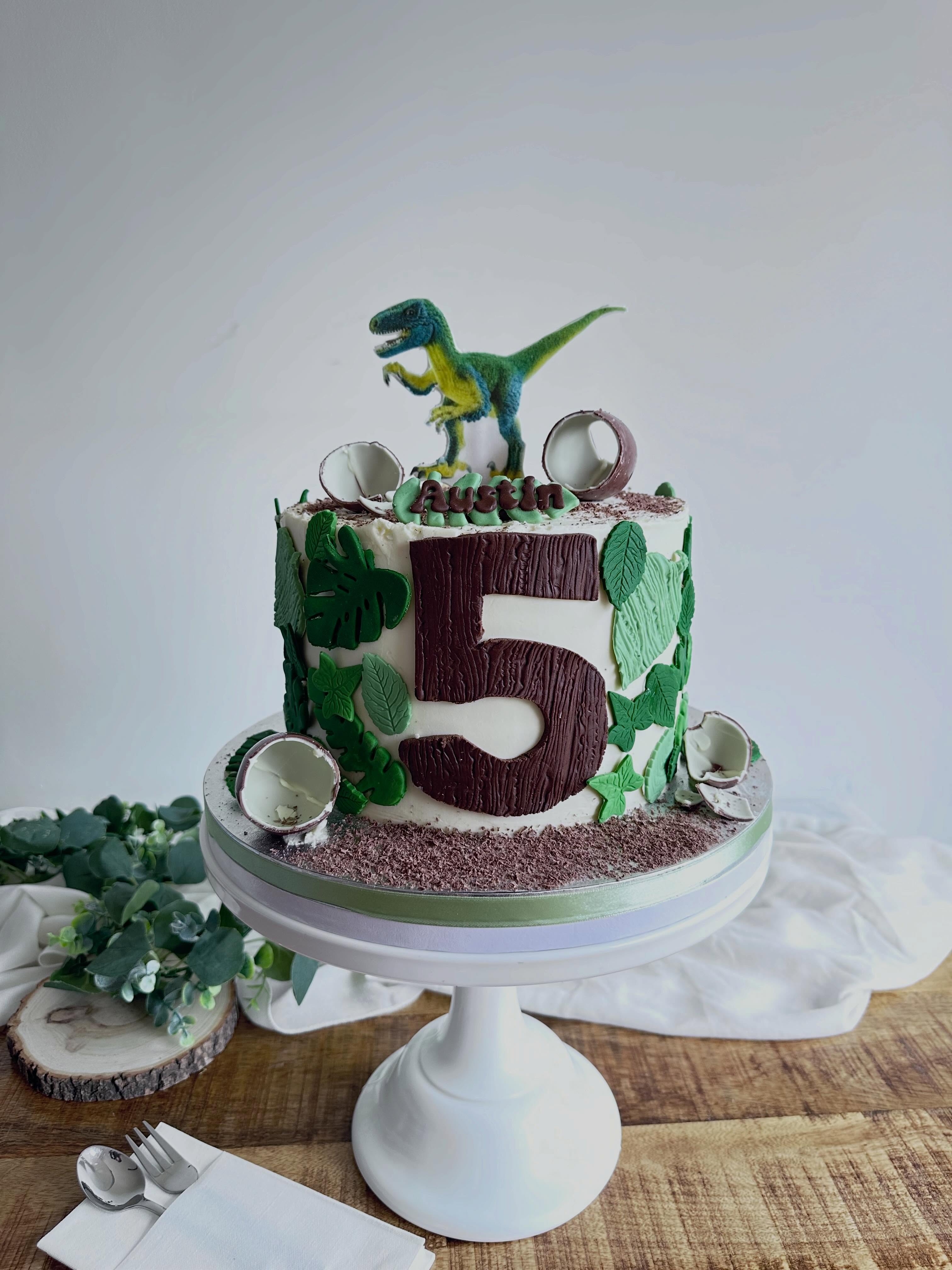 Another Dino cake for a 5th birthday, this time it’s chocolate sponge cake it’s become a very popular cake for parties 🦕 🦖