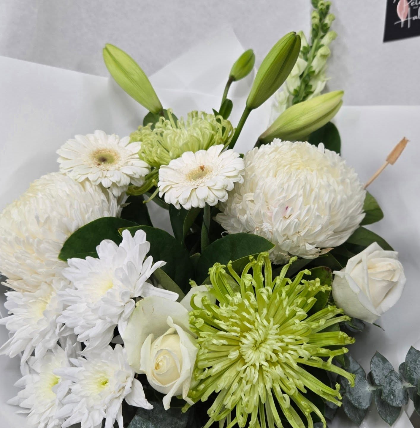 Theres something about white and green that brings elegance and freshness
π€π€π€Classic and calming
#greendisbuds #whiteflowers #ElegantVibes