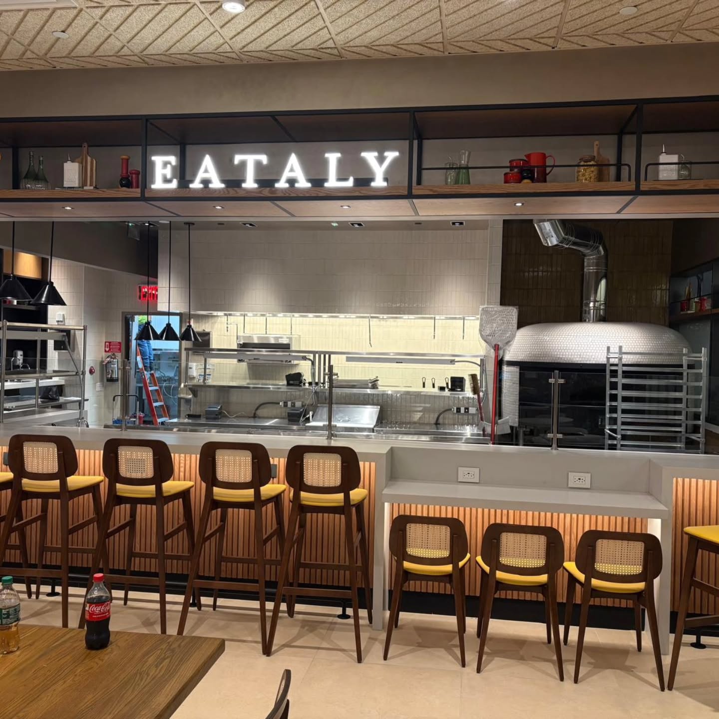 Custom glass panels installed w/posts for EATALY đâ¨ď¸
#customglass #glass #temperedglass #glassinstallation