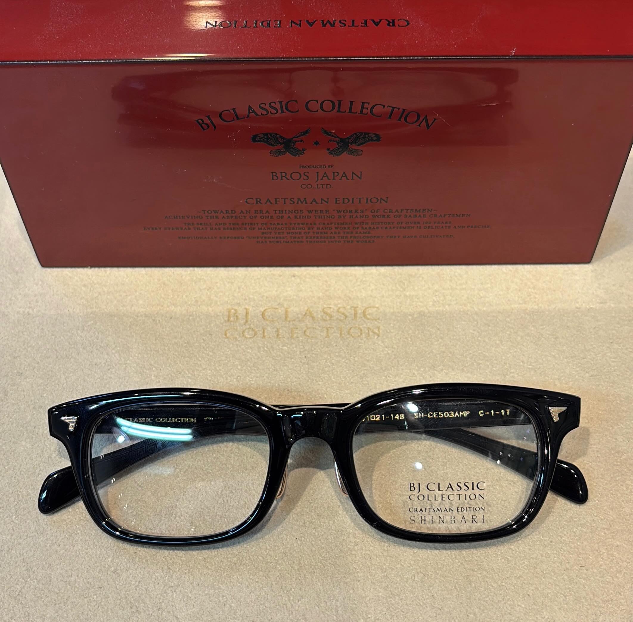 BJ Classic corection "SHINBARI"
SH-CE503A MP
テンプルと呼ばれる眼鏡の耳掛け部分に埋め込まれている金属芯
クラフトマンが持つ、高度な技術によって生み出された
彫金模様が鮮明に浮かび上がったモデル。
現在、鯖江の芯張り職人1人のみになってしまった。
もう2度と作れない技術である。
#bjclassic #bjclassiccollection #bjclassiccollectioneyewear #ビージェイクラシック #ビージェイクラシックコレクション