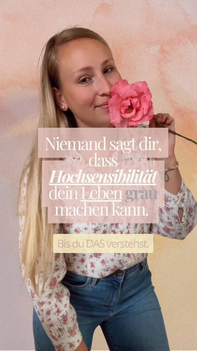 Willkommen im Leben eines hochsensiblen „beige girls“, das endlich wieder Farbe in ihr Leben bringt. 🌈
Mein Leben war lange eintönig - beige.
Bloß nicht das Nervensystem überreizen. Bloß nicht zu viel.
Und irgendwann hab ich gar nicht mehr gemerkt, wie grau es geworden ist – weil ich meine Hochsensibilität lange als Fluch gesehen hab.
Ich hab funktioniert, durchgehalten, abgehakt. Hab mich zurückgezogen. Hab Verbindungen schleifen lassen.
Aber tief drinnen war ich immer auf der Suche. Nach Verstanden-werden. Nach Tiefe. Nach Frauen, die genauso fühlen wie ich. 🤍
Lange hab ich danach gesucht – und nie das Passende gefunden.
Also dachte ich mir: dann kreiere ich diesen Raum eben selbst. Für hochsensible Seelen wie mich. Wie dich.✨🍯🌸🧡
Ein Frauenkreis. Ein Abend, an dem du nichts leisten, nichts beweisen, niemandem gefallen musst. An dem du einfach sein darfst – und dich mal wieder mit Glück überschüttest, bis dein Glas vor Glitzer überläuft. ✨
Warum jede HSP-Frau dabei sein sollte?
Weil du dein ganzes Leben für alle da bist – und das hier ein Abend nur für dich ist. Weil du zwischen Frauen sitzt, die nichts erklärt brauchen. Weil dein feines System sich endlich mal sicher fühlen darf.
So läuft’s ab:
🌙 Vier Abende, online über Zoom
🌙 3.7. · 10.7. · 17.7. · 24.7., jeweils 19 Uhr
🌙 höchstens acht Frauen
🌙 66 € Energieausgleich für alle vier Abende
Drei Frauen sind schon dabei. 💛
Wenn du Lust hast, wieder Farbe reinzulassen: schreib mir „Kreis“ – dann erzähl ich dir in Ruhe alles Weitere.
Lass mich mal wissen, welche Farbe hat dein Glas heute?