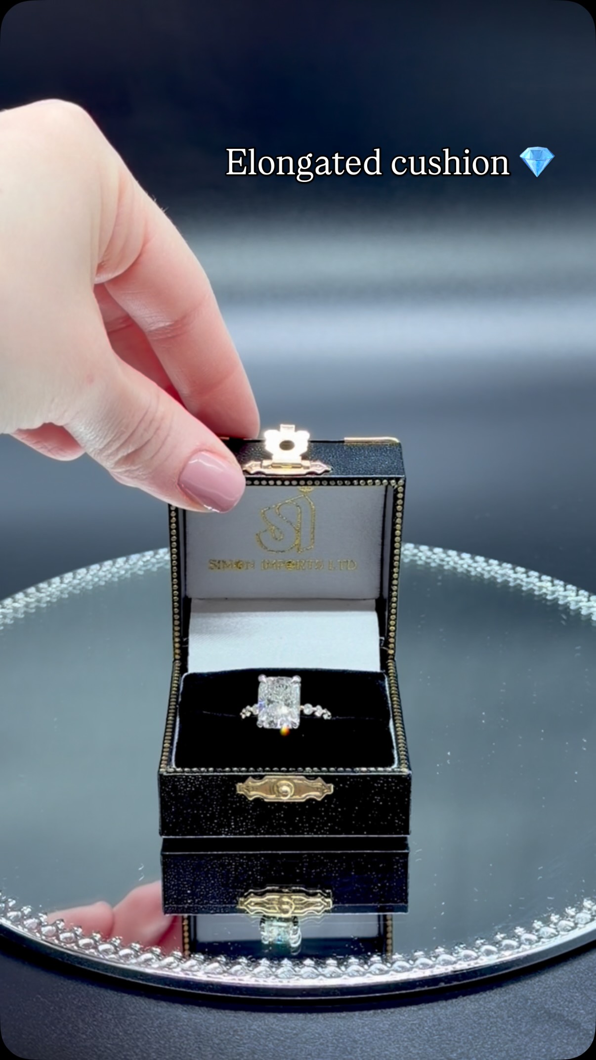 💎Gracefully elongated 🤍 Exceptionally brilliant💎
This 14kt gold ring showcases a stunning elongated cushion cut diamond, accented by shared claw set full-cut diamonds that add sparkle from every angle✨
💎🤍💎Friday Rocks💎🤍💎
#simonimports #fridayrocks #luxuryjewellery #cushioncutdiamond #engagementring