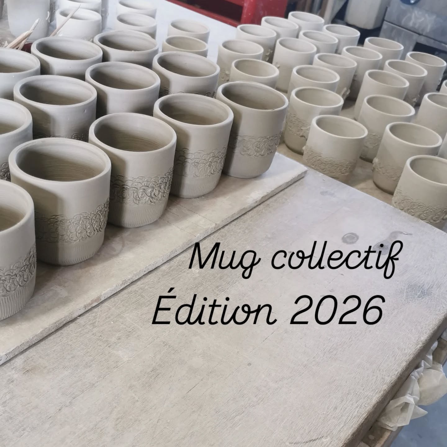 Après le succès commercial et médiatique de la collection 2025, la réflexion de la nouvelle
édition n'était pas simple.
Une fois le thème définis en commun avec les potiers, me voilà avec un sujet qui aborde les
vacances…
Habituellement mes inspirations tournent autour du patrimoine et des traditions alsaciennes, là il
s’agit de réaliser un mug qui évoque les vacances.
Etant donné que mes talents de décoratrice sont plus limités que celui de travailler l'argile, j'ai
décidé d’incruster des reliefs verticaux pour créer le sable et des cercles entremêlés pour l’eau
afin de représenter une ambiance au bord de l’eau grâce à la projection de 2 coloris qui
rappellent la terre et l’eau.
Pour finir avec les petits détails de couleurs : la paires de tongs et l'étoile de mer dont j’ai créé
les petits moulages et qui seront collés un à un sur chaque mug soient 150 petites tongs et 75
étoiles de mer.
La vente officielle de ces 75 mugs aura lieu le samedi 20 juin.
Pour ceux qui ne sont pas dans la région il y aura la possibilité de l'acheter en ligne sur mon site internet ce même jour selon en fonction du stock disponible.