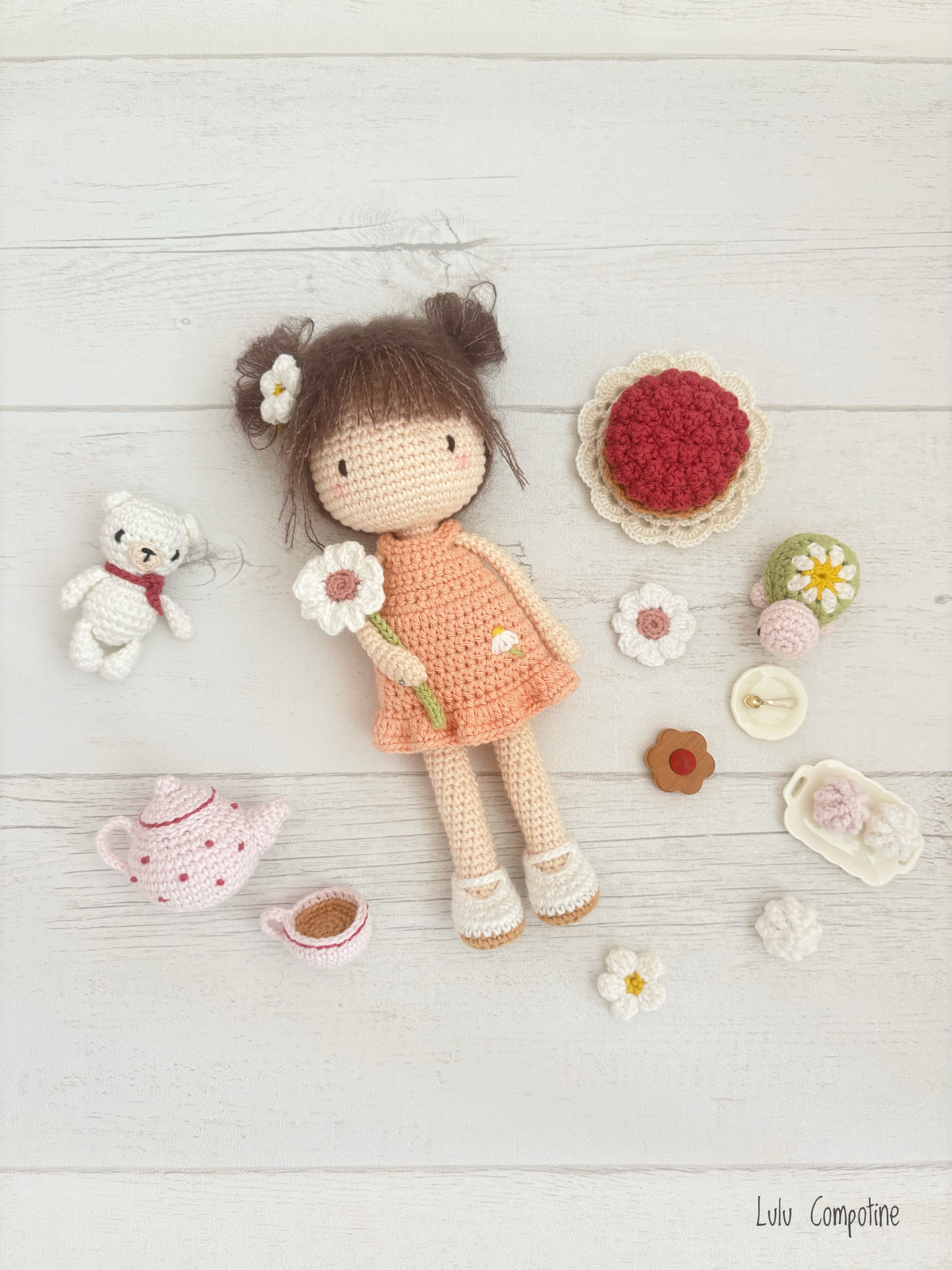 Mia s’est faite toute belle et s’apprête à vous convier à prendre le thé en compagnie de sa petite tortue gourmande 🌸
Tous les petits accessoires de son dressing d’été sont prêts, le tutoriel est parti entre de bonnes mains pour être testé et la traduction anglaise est en cours… si tout va bien, il devrait être en ligne fin de semaine !!!
J’ai tellement hâte de vous montrer tout ça de plus près encore… Dans l’espoir que cette nouvelle petite version de son histoire vous plaise…
#tutocrochet #encours #poupée #crochetdolls #crochetaddicted