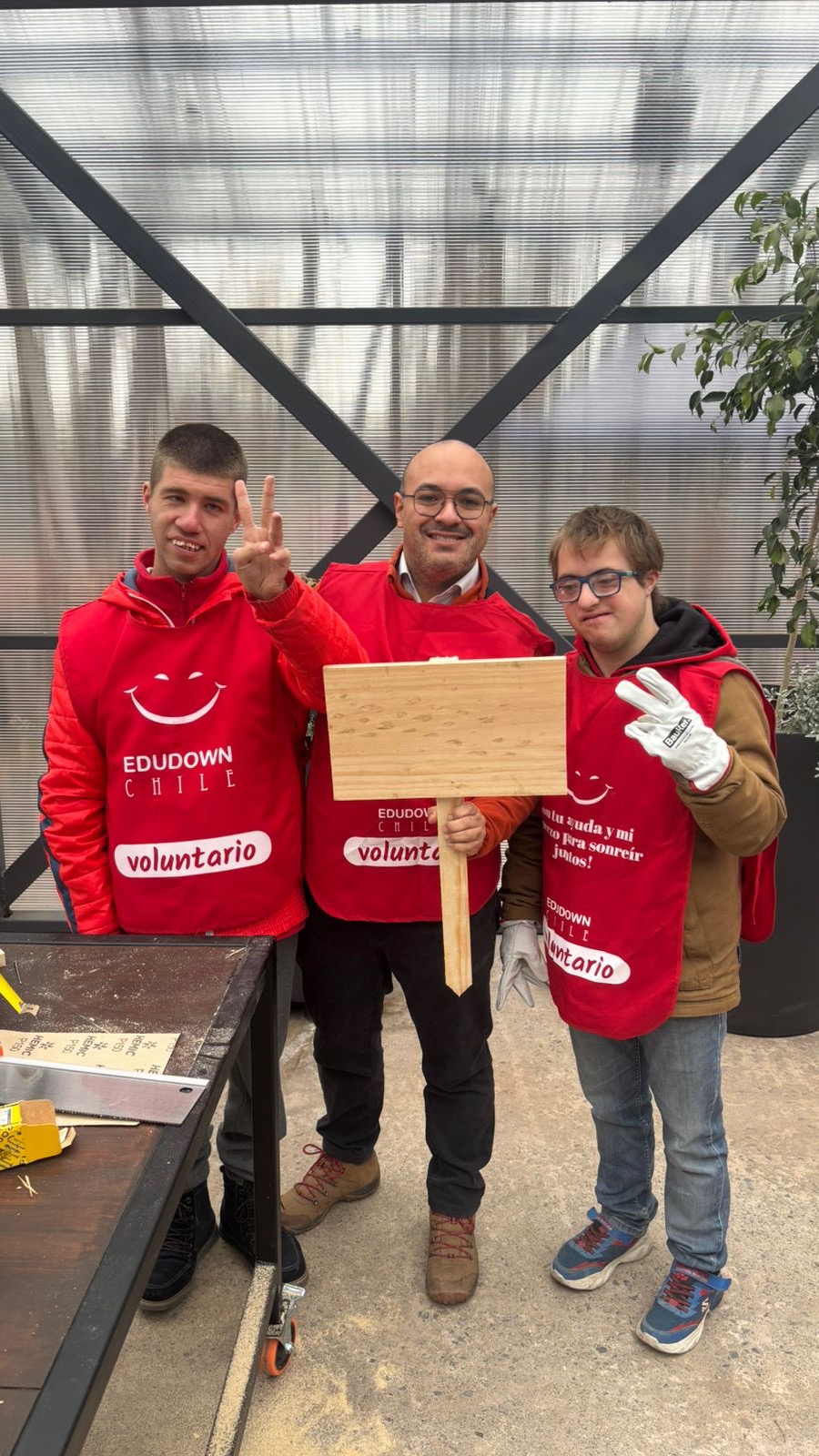 Hoy, contra todo pronóstico, realizamos una nueva jornada de voluntariado en nuestro huerto inclusivo 🌱💚🌧️
Además, inauguramos oficialmente nuestro nuevo invernadero, un espacio especialmente diseñado para recibir a muchas más personas y seguir construyendo experiencias significativas en torno a la inclusión y el cuidado del medioambiente.
Durante la mañana, junto a nuestros amigos de @enaex tuvimos tres grandes misiones:
🌿 Elaborar los carteles para nuestros bancales.
🌻 Crear bombas de semillas para promover la biodiversidad.
🌱 Preparar almácigos que darán vida a futuras cosechas.
Comenzamos el día con una entretenida pausa activa junto a jóvenes de Edudown y, tras el trabajo colaborativo, compartimos un delicioso coffee break en un entorno lleno de naturaleza, aprendizaje y comunidad.
Si te interesa que tu empresa y sus trabajadores vivan experiencias transformadoras vinculadas a la inclusión, la sostenibilidad y el medioambiente, ¡nos encantaría recibirlos!
📩 Contáctanos en: contacto@edudown.cl
#Edudown #VoluntariadoCorporativo #Inclusión #Sostenibilidad #MedioAmbiente