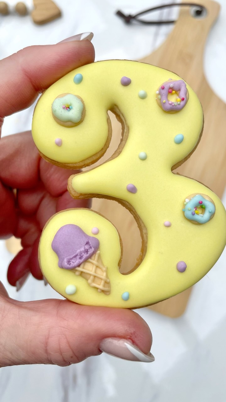 3 scoops of fun for a 3rd birthday 🍦
Soft pastels, ice cream cones, cupcakes + sprinkles for Gizelle’s 3rd birthday. Which one would you eat first?!
Every cookie individually packed = zero party bag stress for mom 😮💨
📍 Randburg, Gauteng | Nationwide courier available
#ThirdBirthday #IceCreamParty #CustomCookiesJohannesburg #Randburgbaker #Gautengcookies