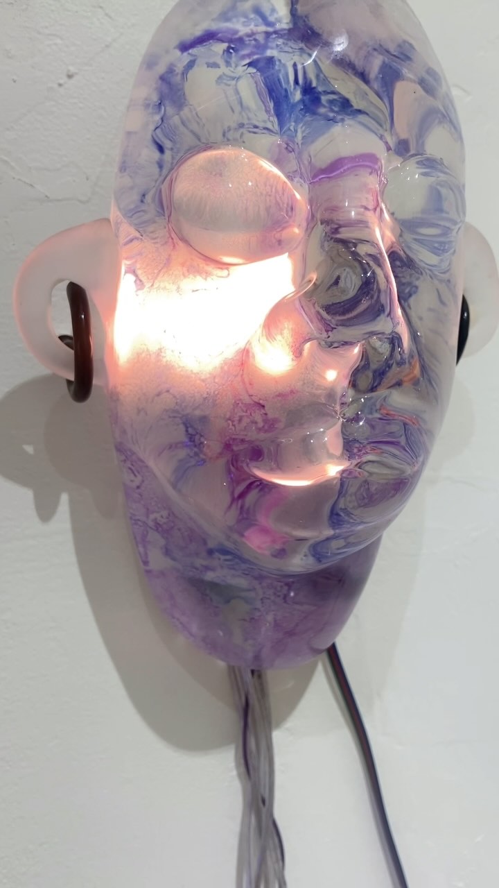 A cyborg face for my open studios @sva_residencies
All the coloring is an grown bacteria 🦠
Opening tonight!
#glassblowing #bioart #sculpture