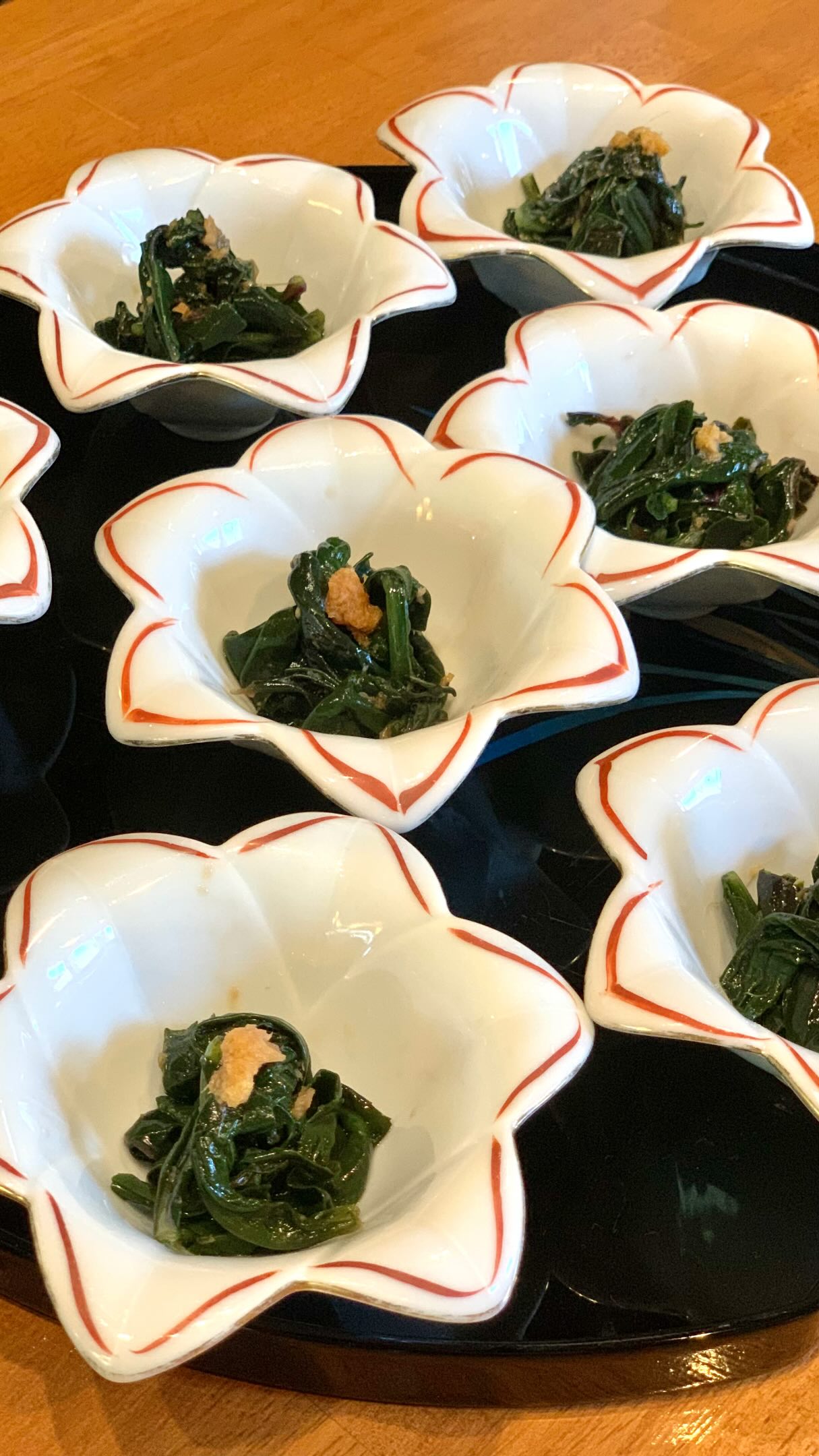 A glimpse into our Kanazawa Home Cooking Class with 11 guests. 😊
On this day, the menu included chicken and yellowtail tatsuta-age (Japanese-style fried dishes), dashimaki tamago (Japanese rolled omelet), vinegared Kinjiso, a traditional vegetable from Kanazawa, green beans dressed with sesame sauce, miso soup made with freshly shaved bonito flakes, and tsukudani made from the kombu used for the broth.
Our guests joined in every step of the experience—helping with cooking, plating, and even serving the dishes. Everyone worked together to create a complete meal.
One of our favorite moments is seeing the smiles on our guests' faces when all the dishes are beautifully arranged on their trays and we put our hands together to say “Itadakimasu” before eating. 😋✨
We were delighted to see everyone enjoying the meal and eating so well! 😊🍚🥢
11名のお客様をお迎えしての、金沢家庭料理教室の途中風景。この日のメニューは、鶏と鰤の竜田揚げ、だし巻き卵、金時草のお浸し、つる豆の胡麻和え、お客様と一緒に鰹節を削って出汁をとった豆腐のお味噌汁、出し殻の昆布を使った佃煮。ゲストの皆さんに様々な調理を体験、手伝って頂き、盛り付けやお皿運びなども全て皆さんと一緒に行います。
全ての料理が自分の折敷に並び、みんなで手を合わせて「いただきます」をする時の皆さんの笑顔😋✨皆さんたくさん召し上がって下さいました😊
#kanazawa #kanazawatrip #Japanese food #japanesecookingclass #japanesecooking