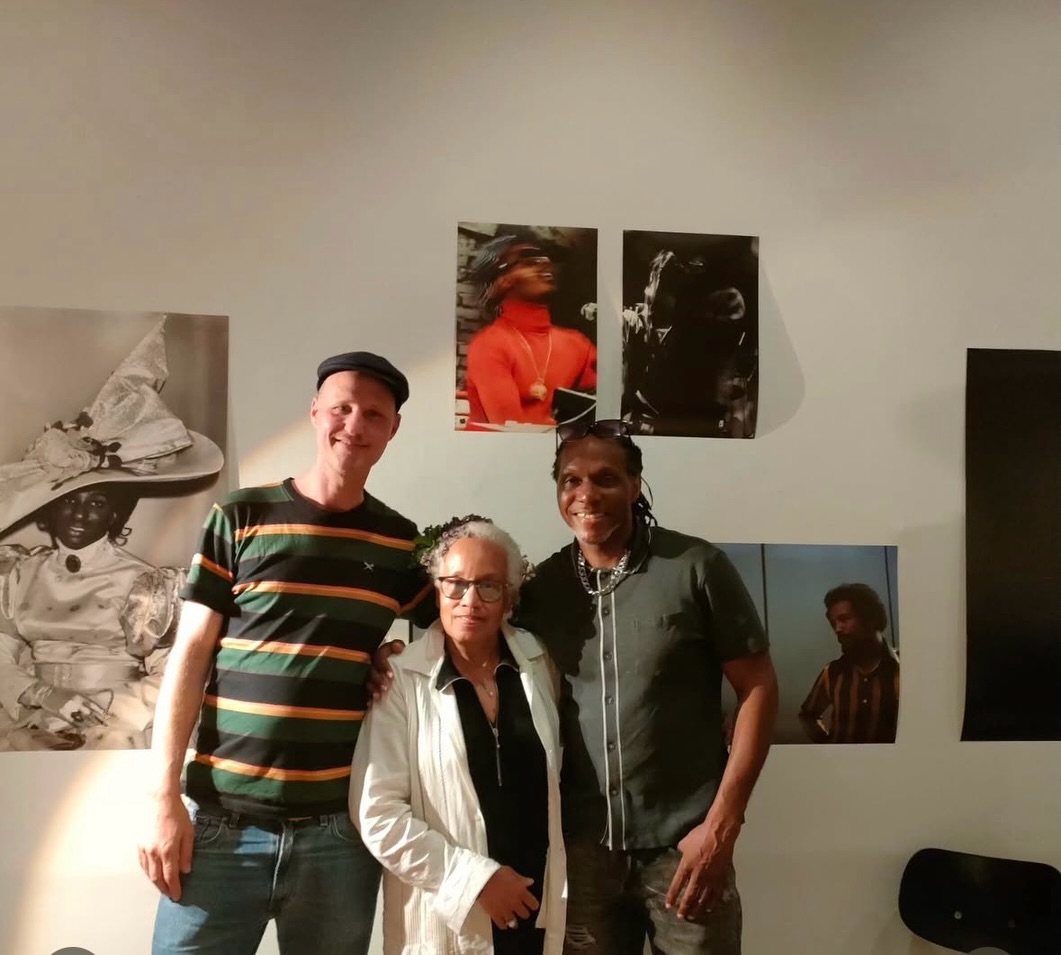 My visit to Hamburg was absolutely fantastic. I met with old friends & my old band & jammed, but the reason I went was to perform for @mbassy_hamburg who put on a exhibition from Gwendolyn Philips who was the first black photographer to work for the Los Angeles Times in the 60’s & 70’s. I’ve put up a few of her images which consist of Quincy Jobes, Herbie Hancock, Micheal Jackson as a child on stage with his sister Janet, Aretha Franklin & Issac Hayes plus many more that was on a slide show that I didn’t take pictures of..The first picture is of @dj_suro & myself with Gwendolyn..
Thank you @mbassy_hamburg for making my stay so comfortable❤️💛💚🖤